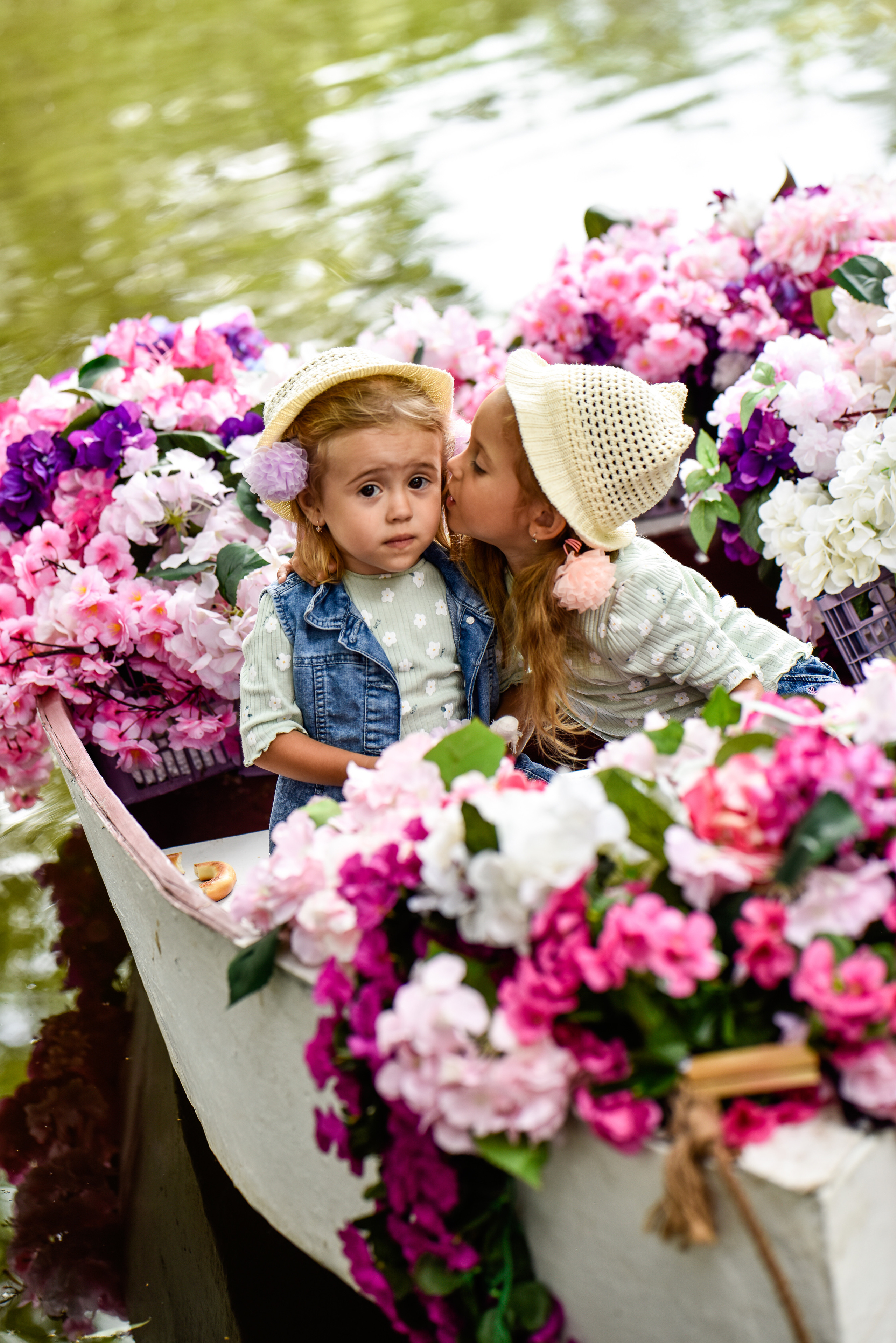 Красотки на лодке