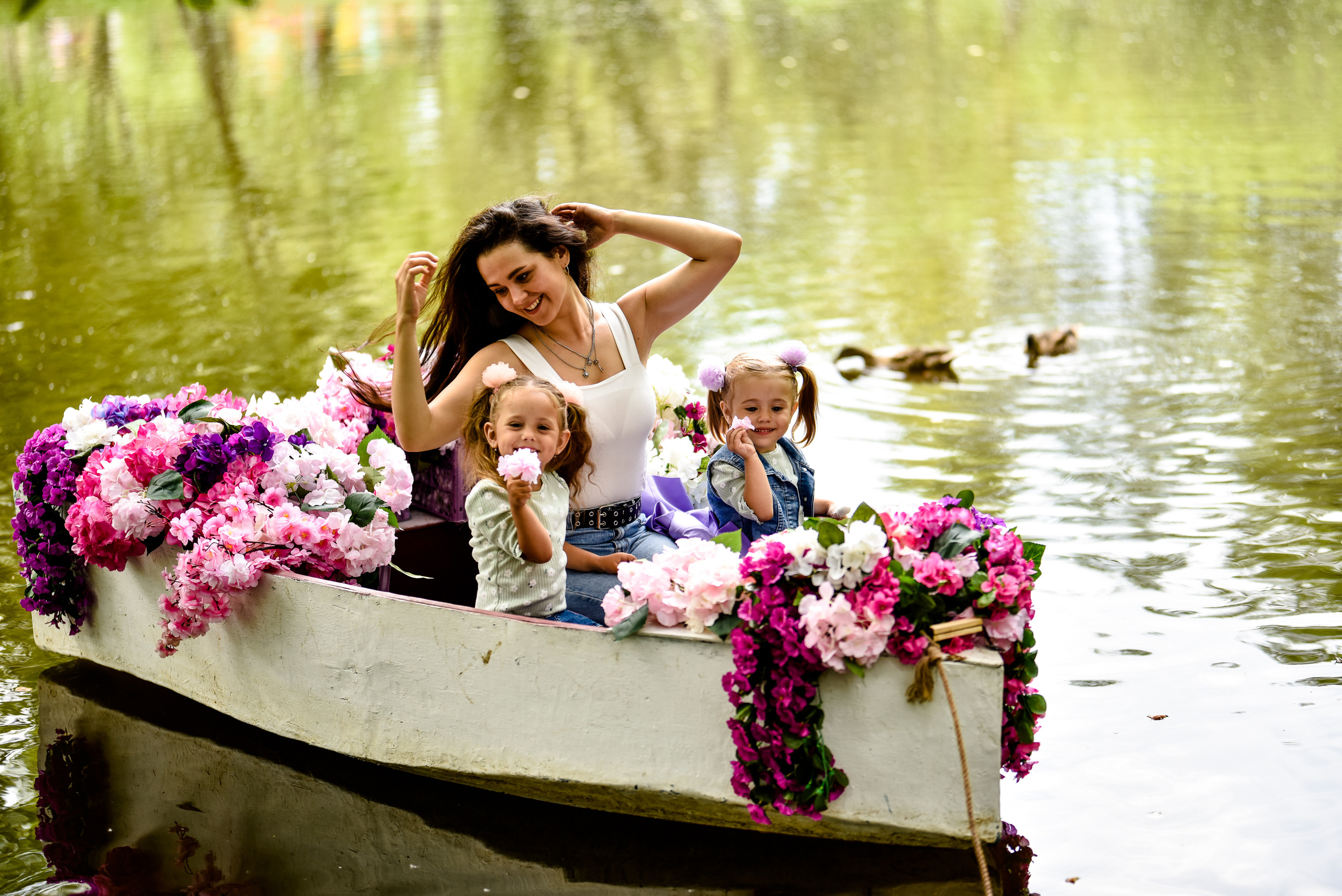 Красотки на лодке