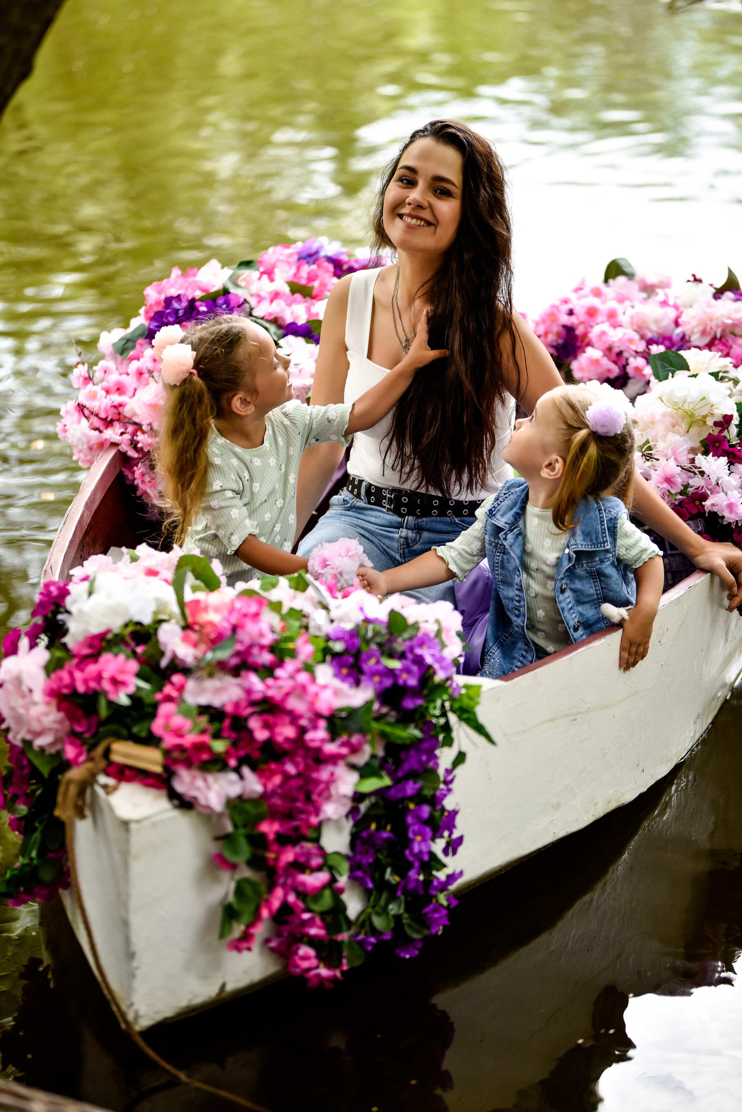 Красотки на лодке