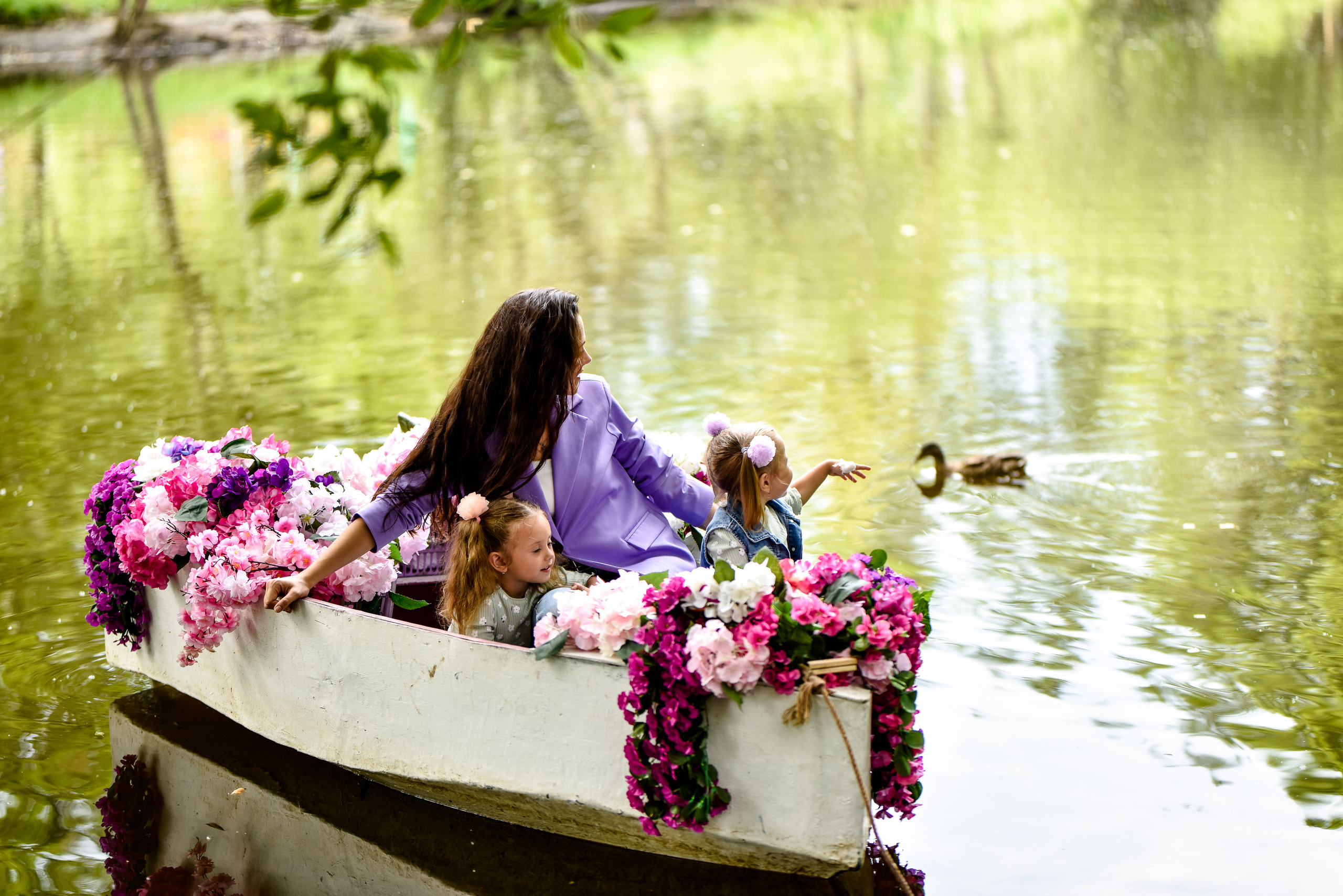 Красотки на лодке