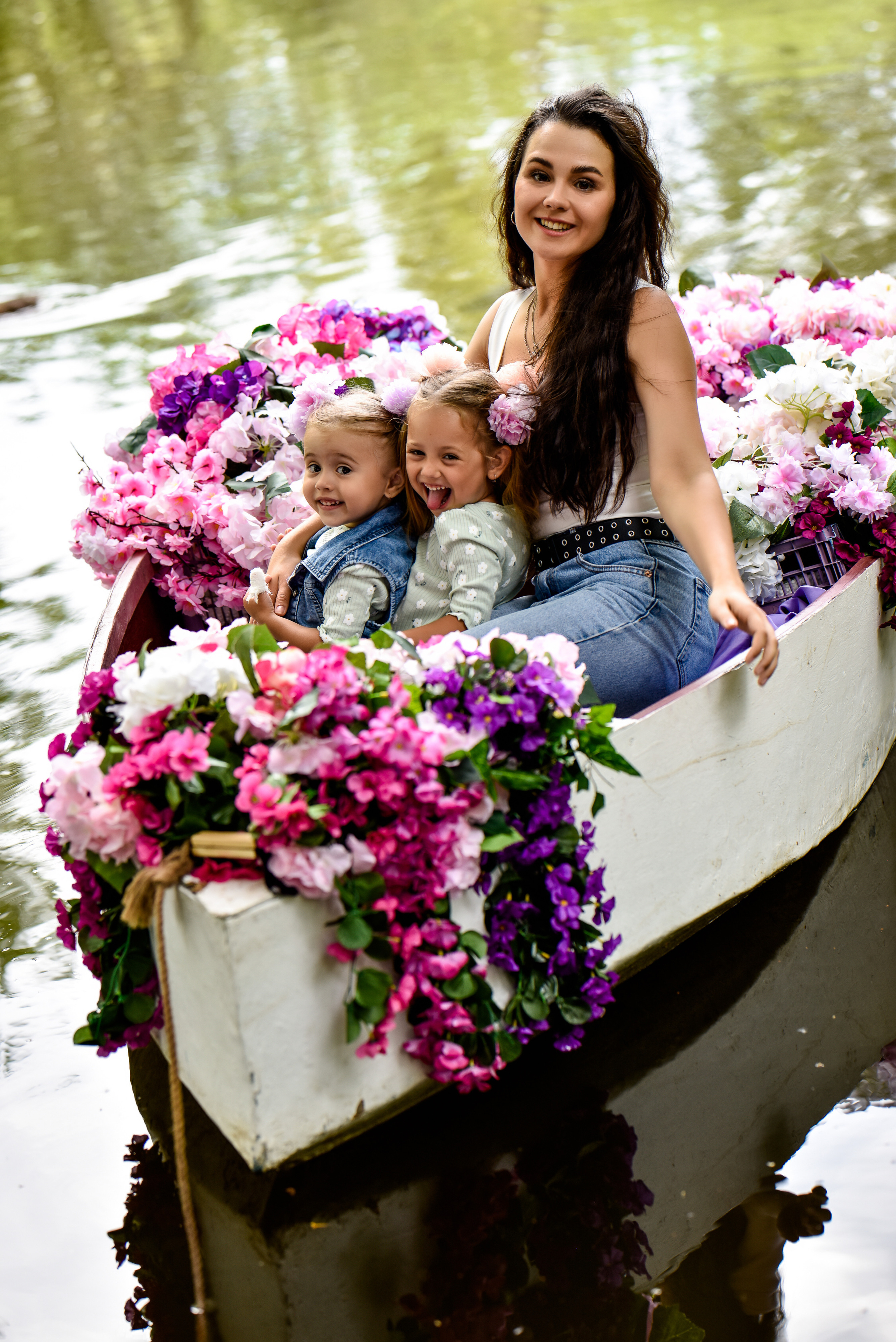 Красотки на лодке