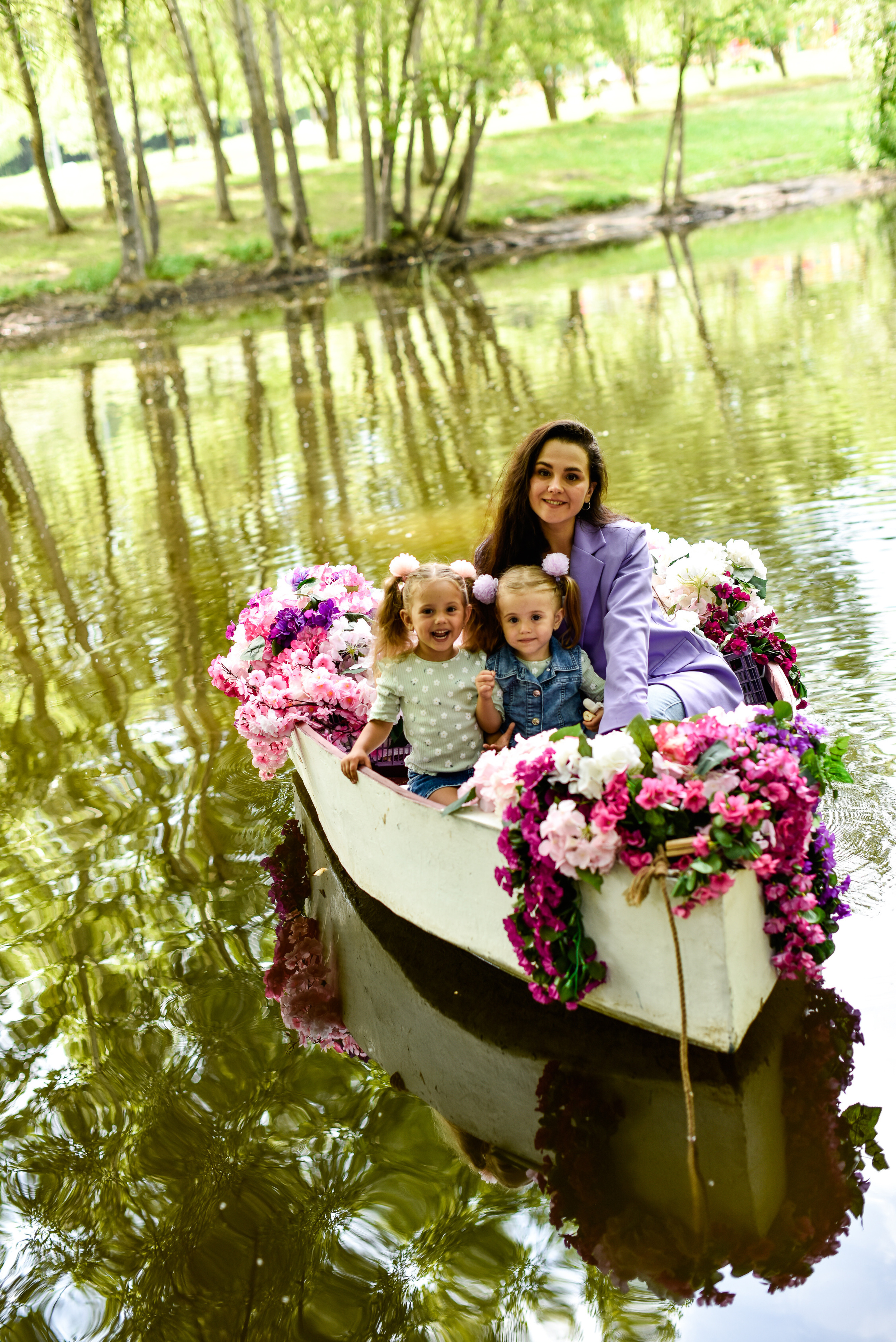 Красотки на лодке