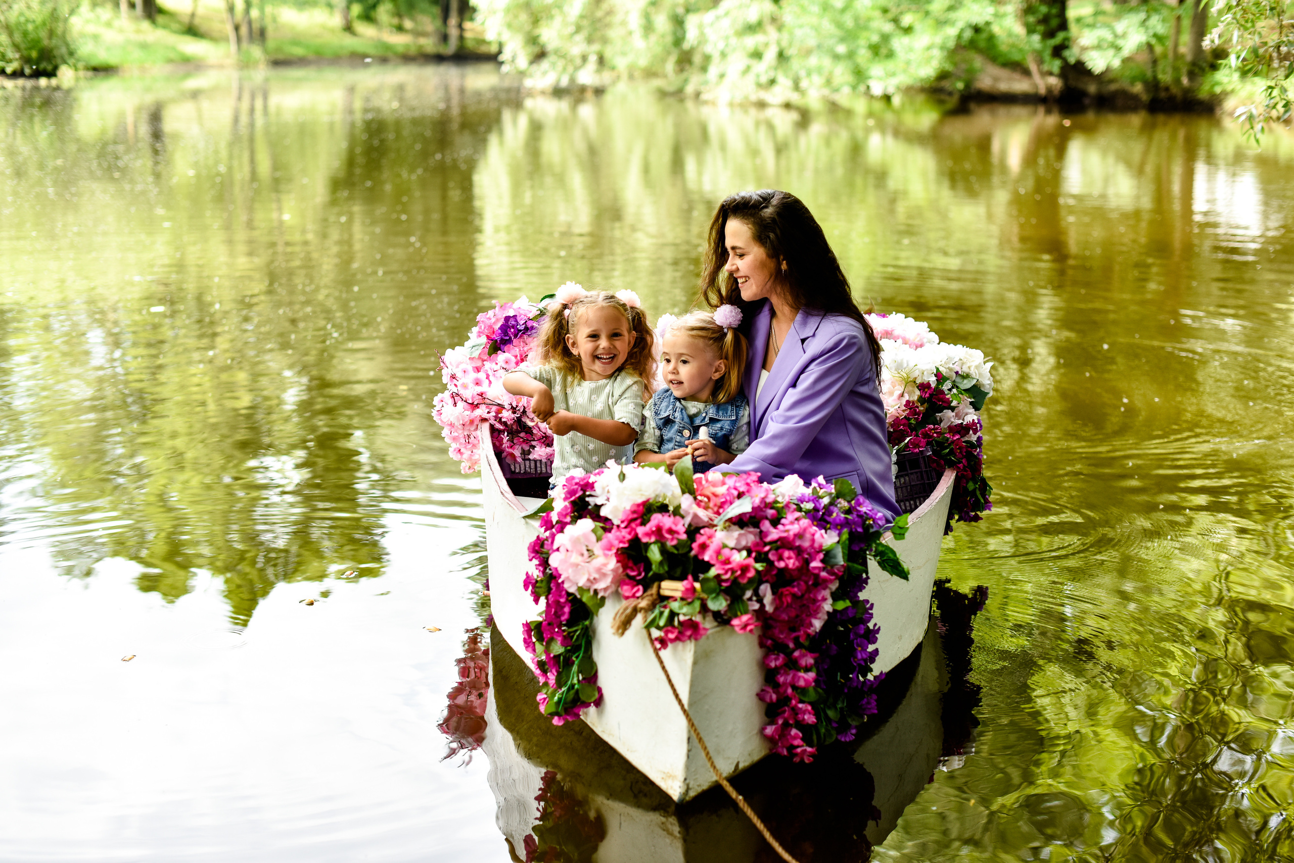 Красотки на лодке