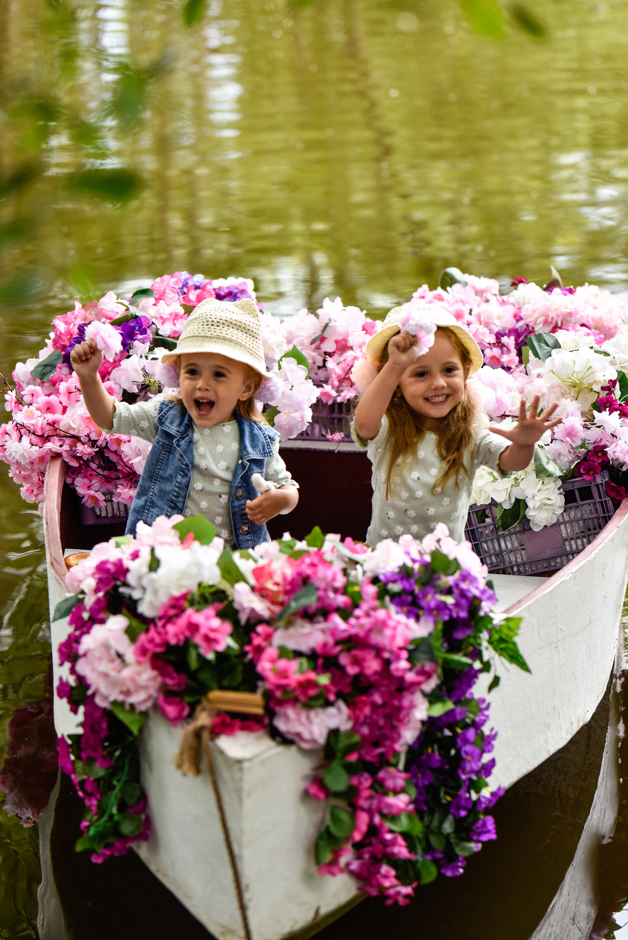 Красотки на лодке