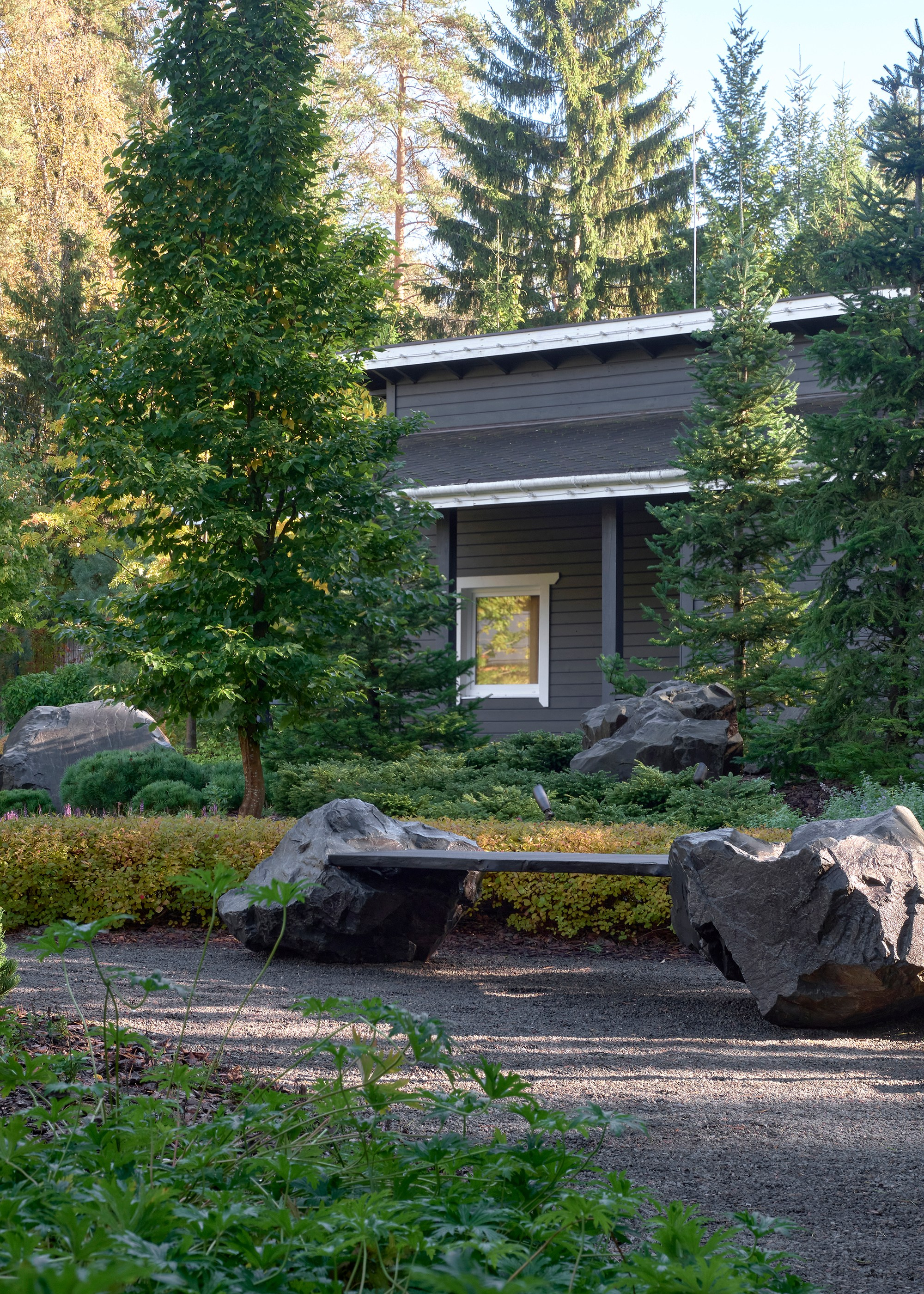 Усадьба Хрустальное: фотосъемка частного сада Валерия Федотова в Репино для L.BURO. Фотограф Наталья Соловьева | interioto