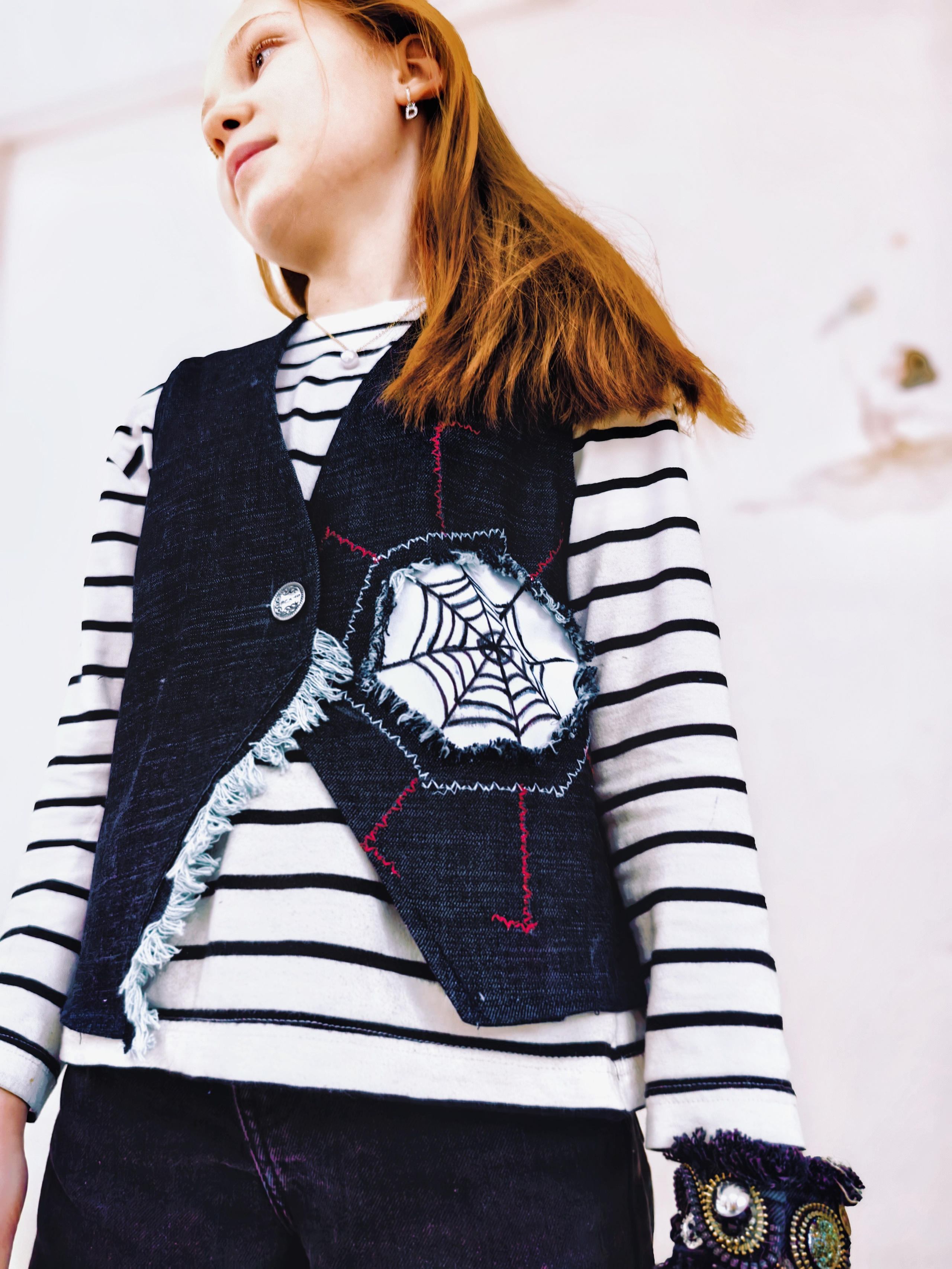 Дизайнерские жилетки из джинсы с декором в технике синель, росписью ткани, вышивка. Шьют дети. Владивосток. Школа для девочек во Владивостоке — Само Совершенство