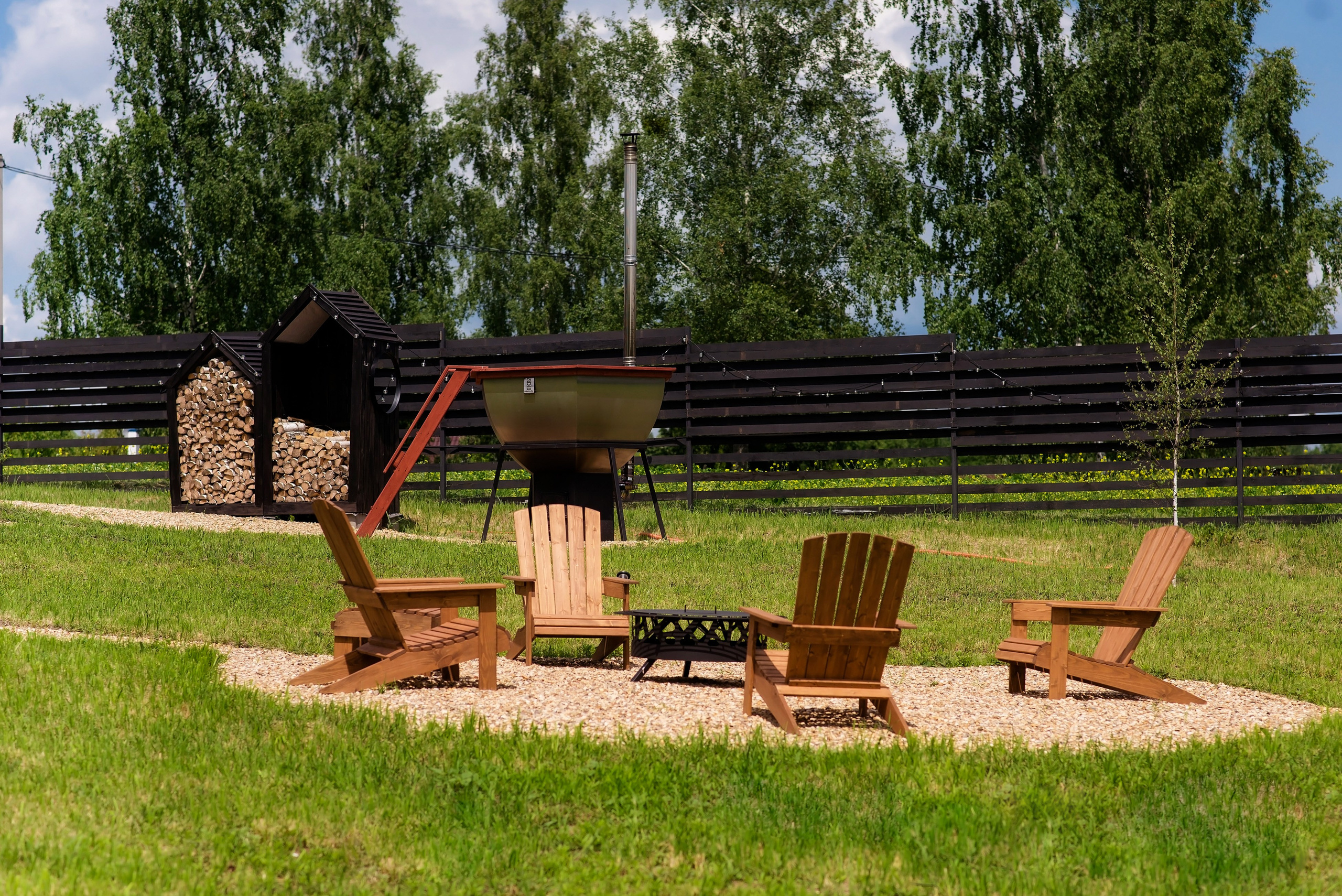 Наша территория. Глэмпинг. Аренда дома для отдыха в Брянске. Банный чан, зона BBQ. Дом на озере в Брянске. Отдых Брянск