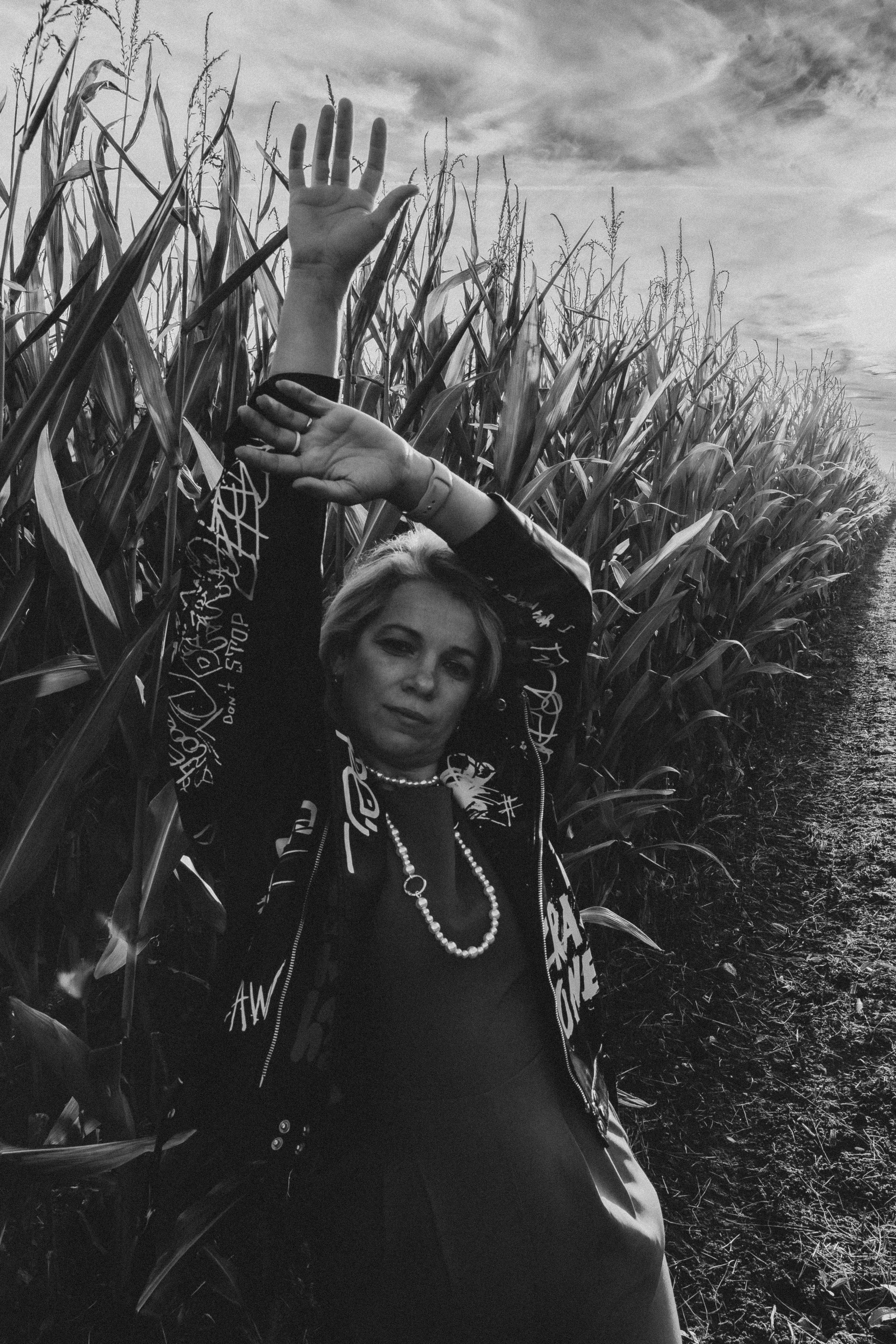 Дерзкая фотосессия девушки в кукурузе