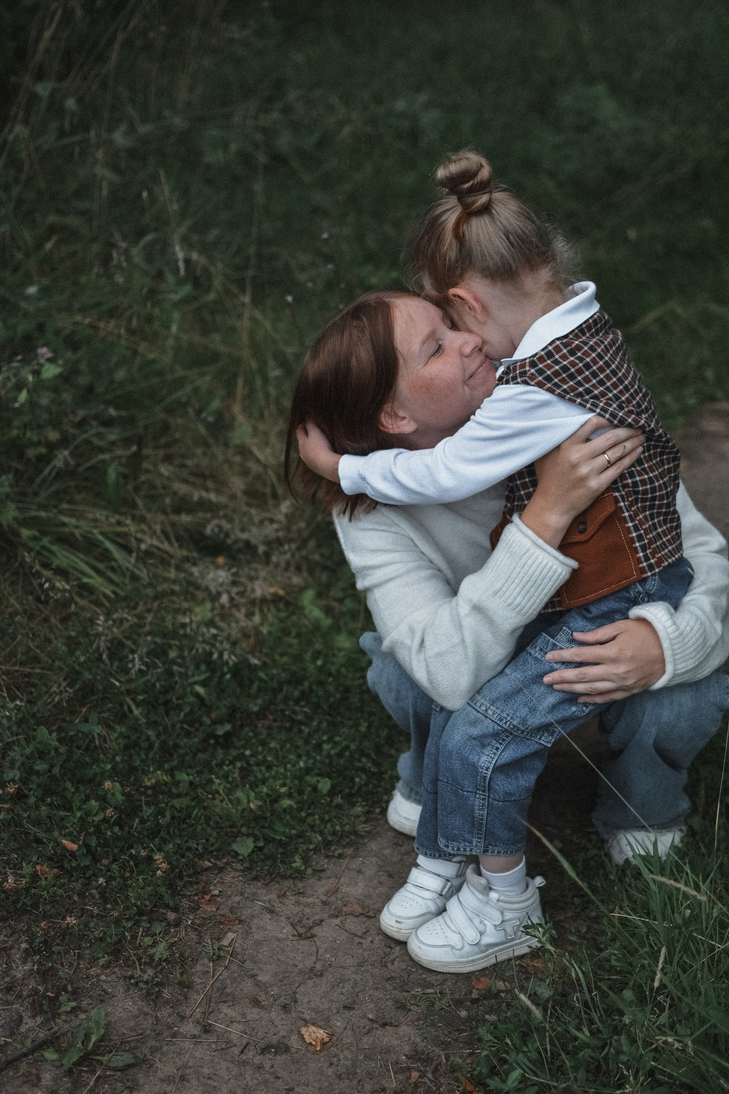 Мама и дочь в лесу. Alenasokolowa.ru