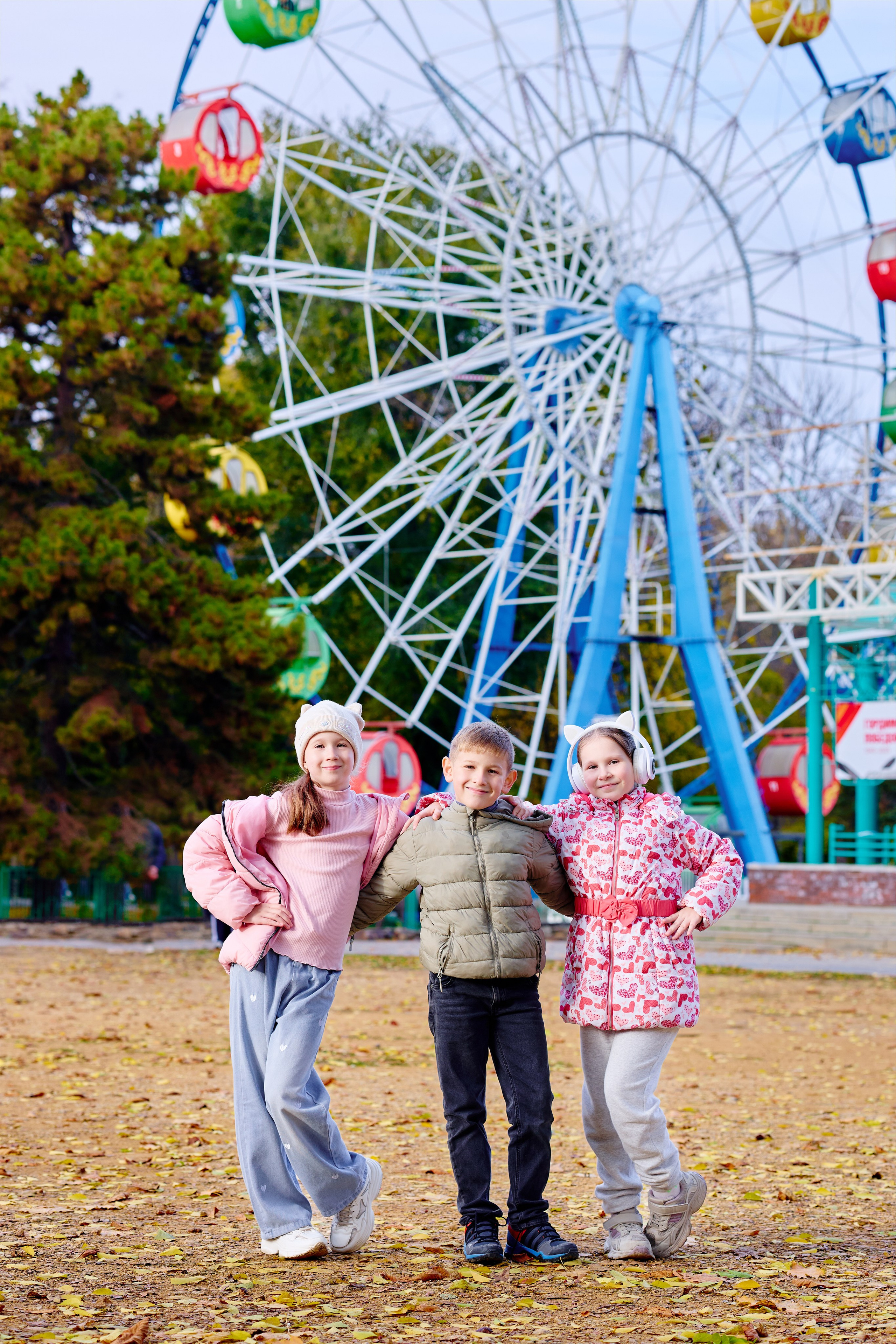 Прогулка в парке классом. Фотограф Выпускные альбомы Таганрог Сергей Коробченко