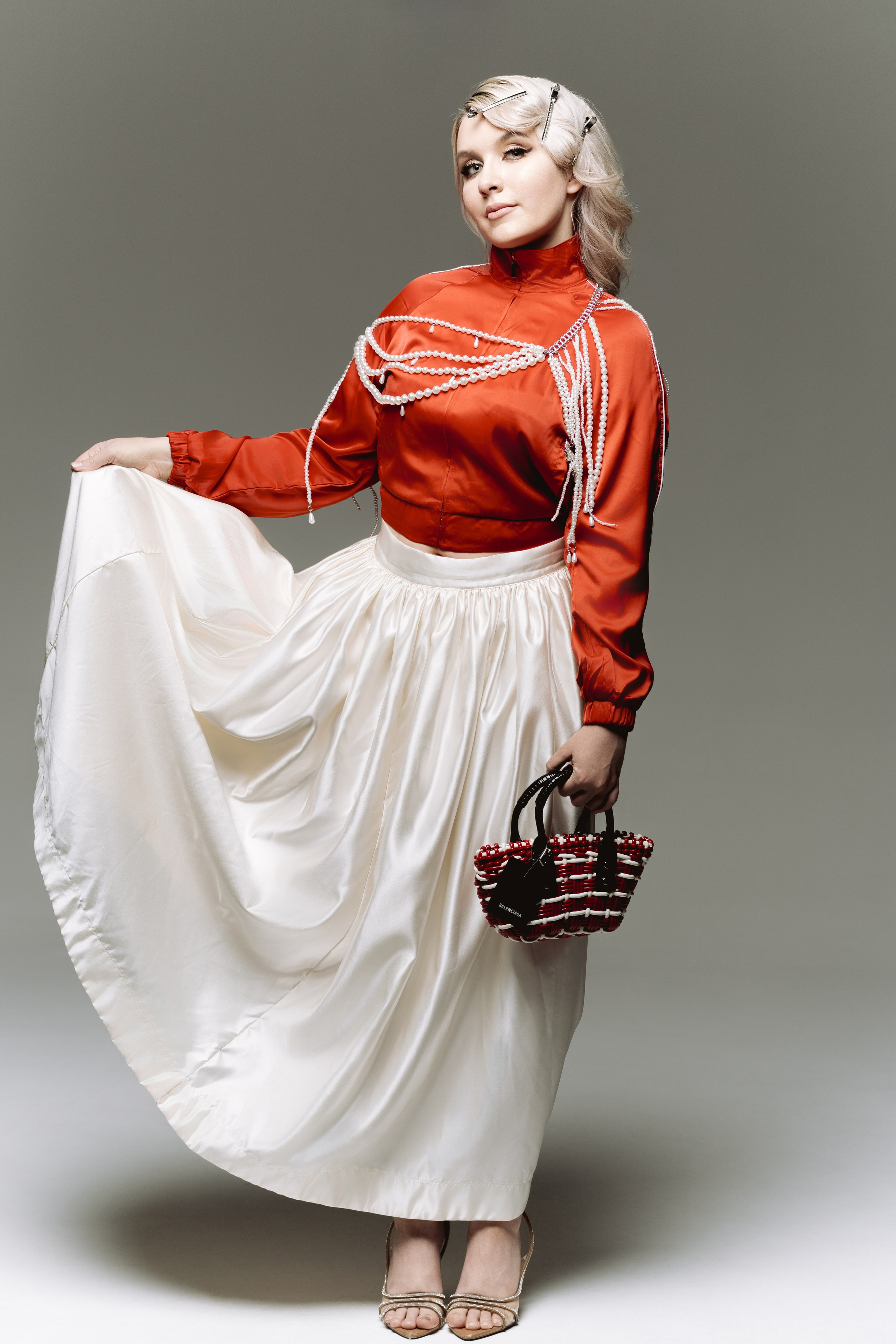 Блогер Слава в полный рост в студийном образе. Контент-фотосъёмка для соцсетей в Пекине.