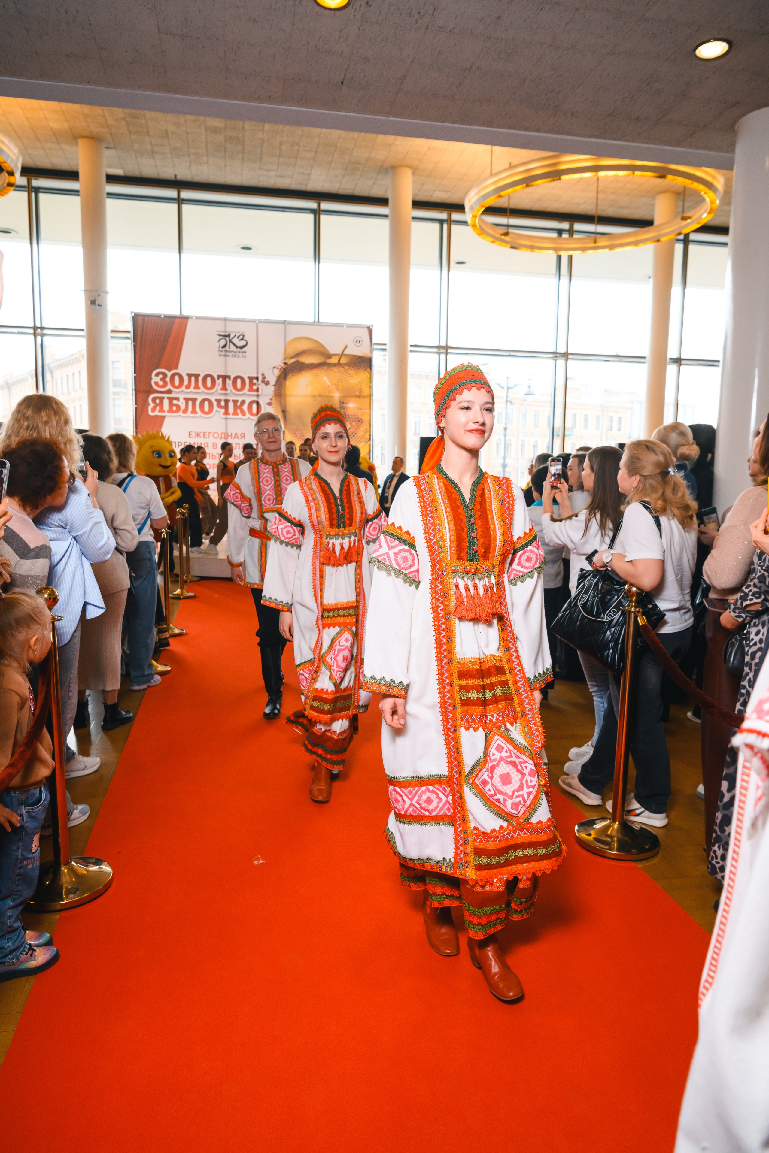 23 апреля, красная дорожка, БКЗ Октябрьский, г. Санкт-Петербург. Золотое яблочко