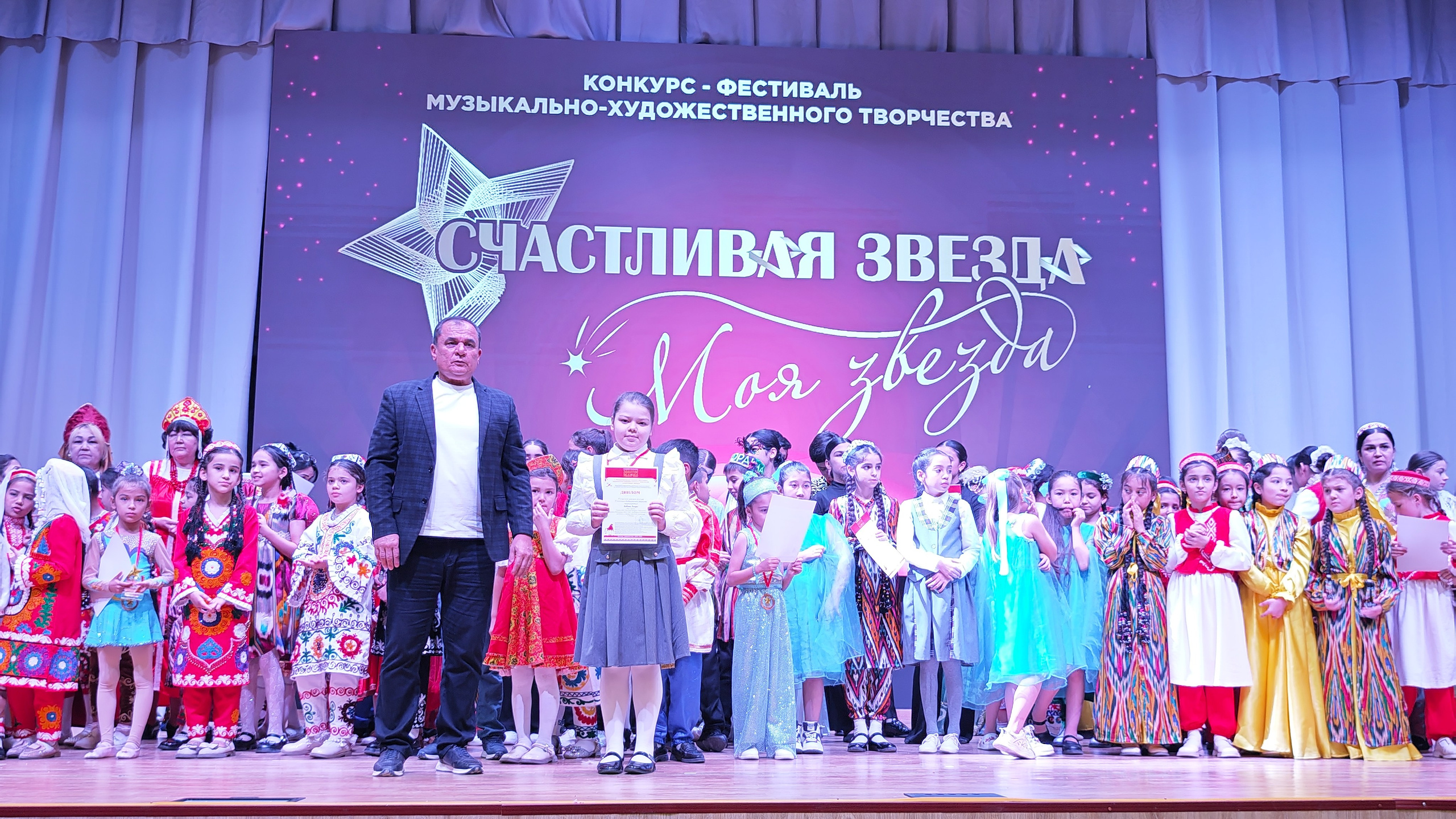 1 ноября 2025 г, г. Бохтар, Таджикистан. Золотое яблочко