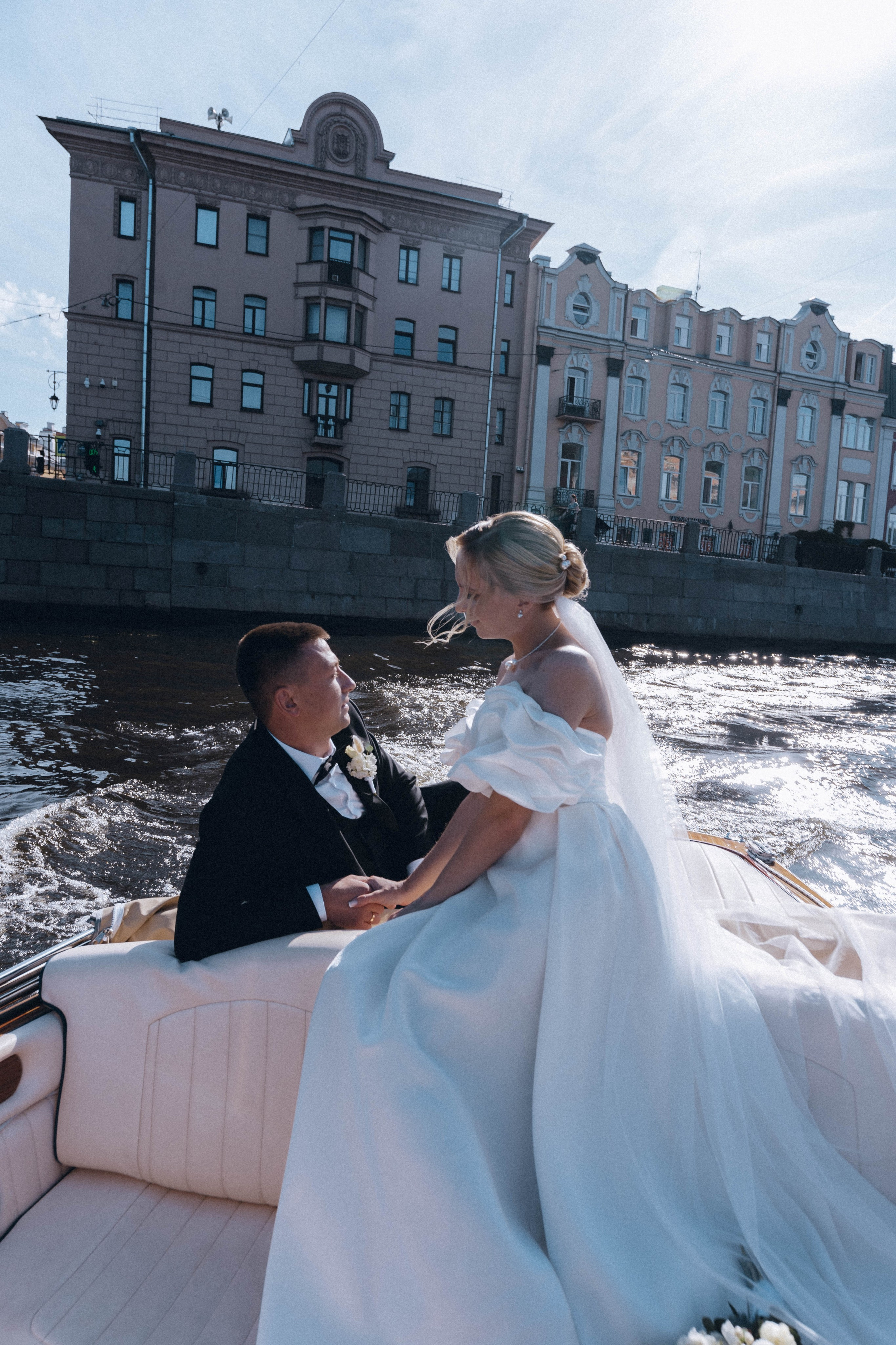 СВАДЕНБНАЯ СЬЕМКА НА КАТЕРЕ ПО КАНАЛАМ САНКТ-ПЕТЕРБУРГА И В АКВАТОРИИ НЕВЫ. Профессиональный фотограф, Санкт-Петербург — Виктория Богомолова