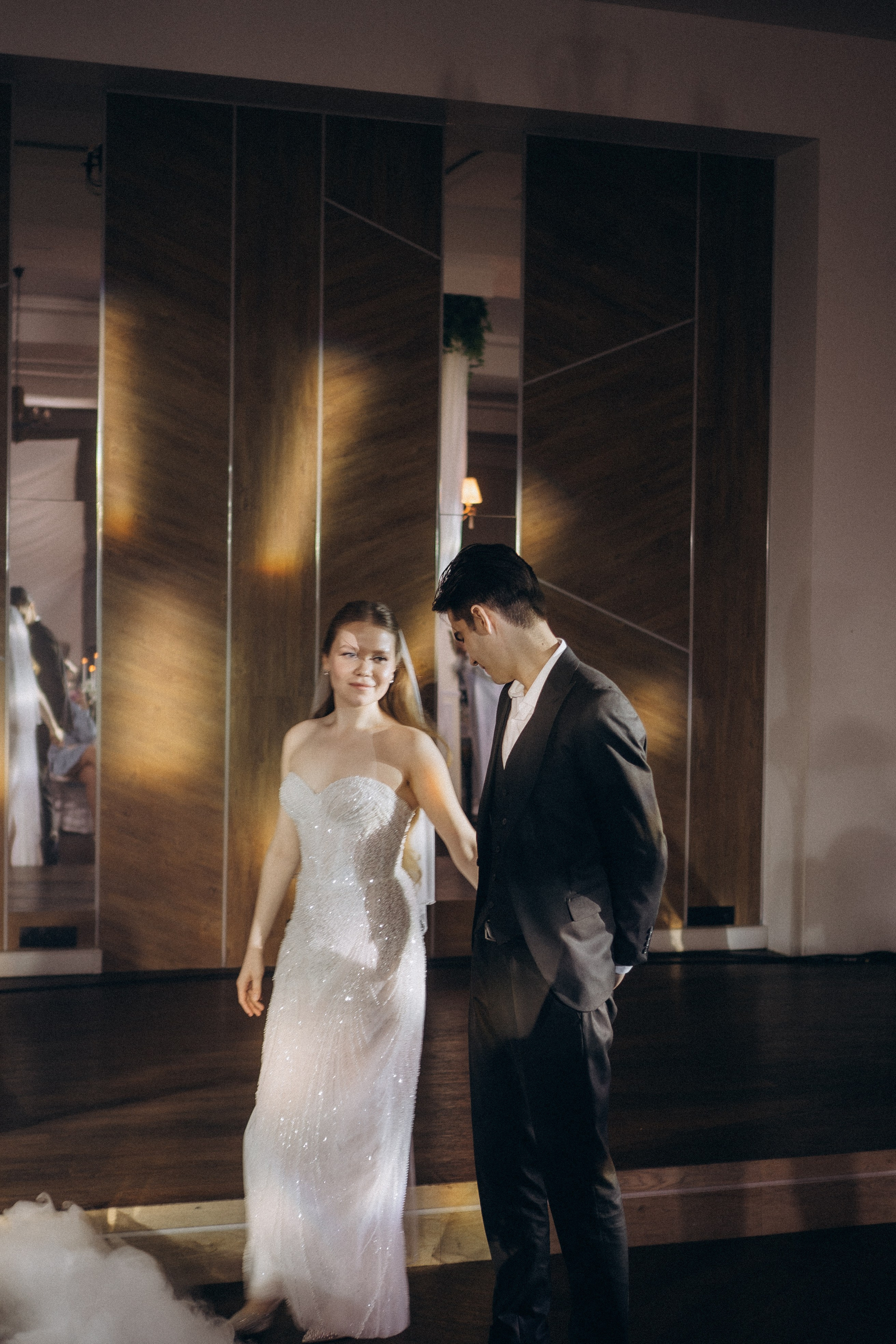 ПЕРВЫЙ ТАНЕЦ МОЛОДЫХ НА БАНКЕТЕ. ТРОГАТЕЛЬНЫЙ МОМЕНТ (СНЯТО В СИБИРЕ В НИЖНЕВАРТОВСКЕ). Профессиональный фотограф, Санкт-Петербург — Виктория Богомолова