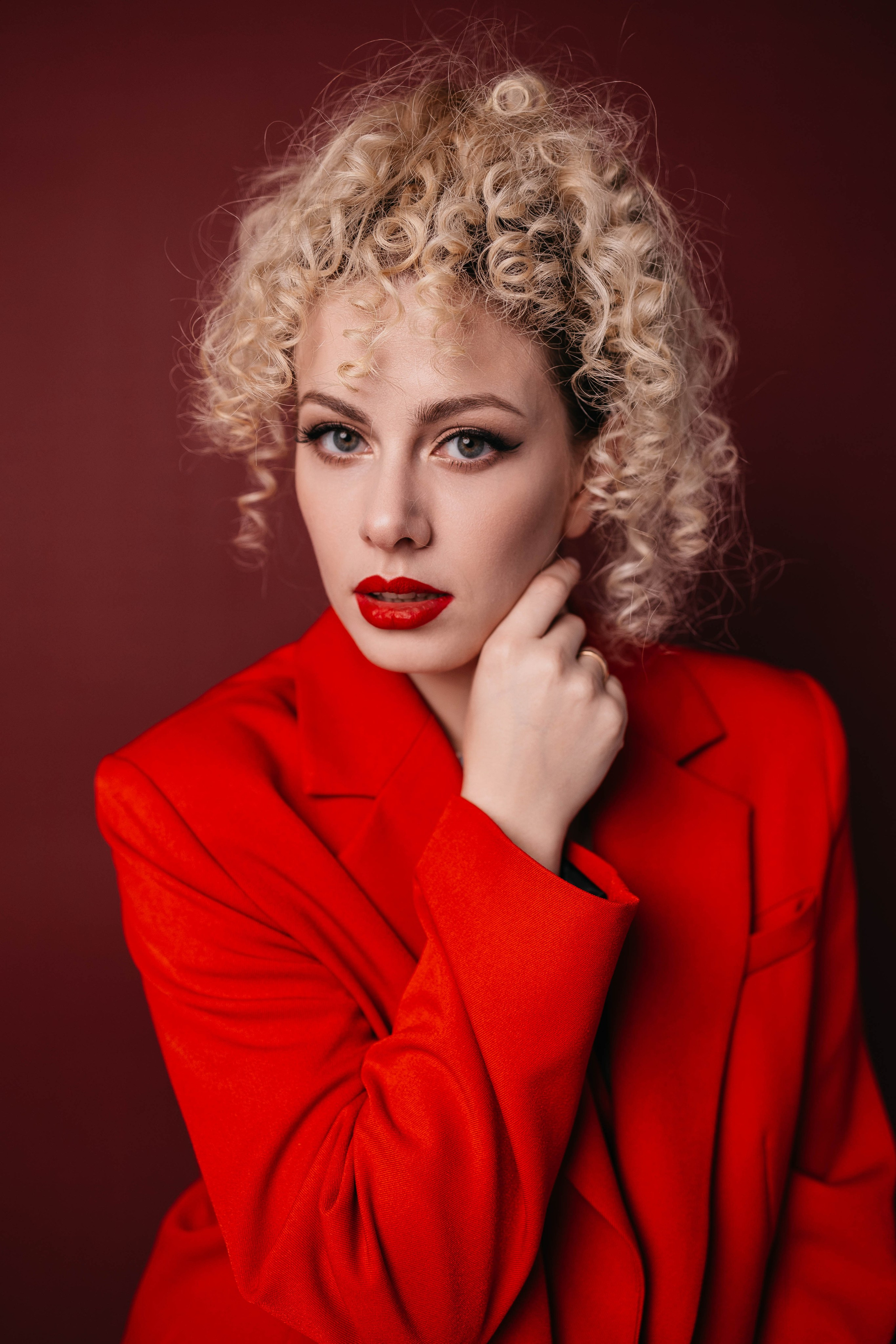 Ира в красном. Фотостудия Cute_photostudio в Твери. Фотограф в Твери Лагодная Яна