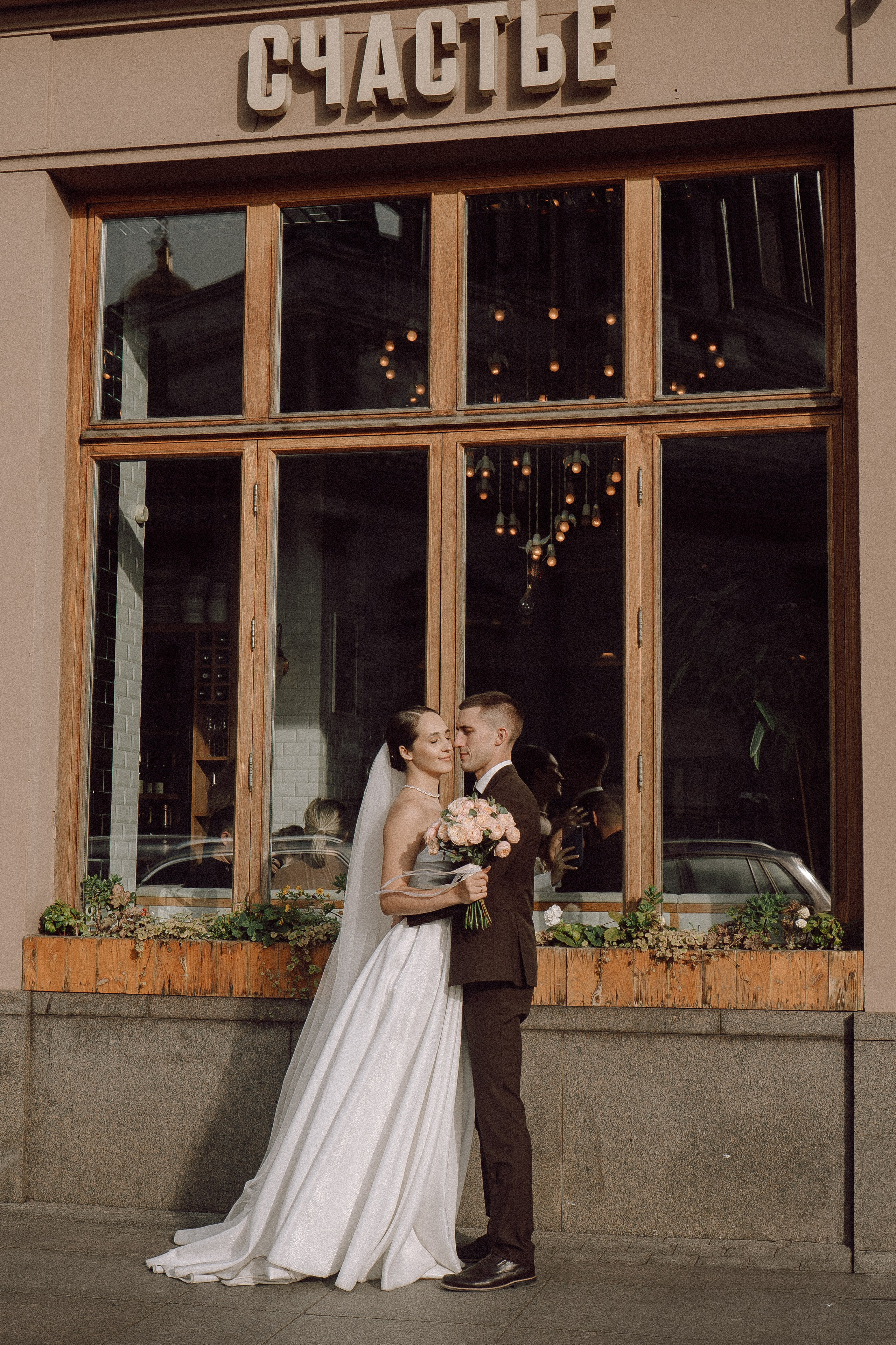 СВАДЕБНАЯ ПРОГУЛКА В САНТК-ПЕТЕРБУРГЕ (ИСАКИЕВСКИЙ СОБОР, ЗИМНЯЯ КАНАВКА, ЭРМИТАЖ И БОЛЬШАЯ МОРСКАЯ УЛИЦА). Профессиональный фотограф, Санкт-Петербург — Виктория Богомолова