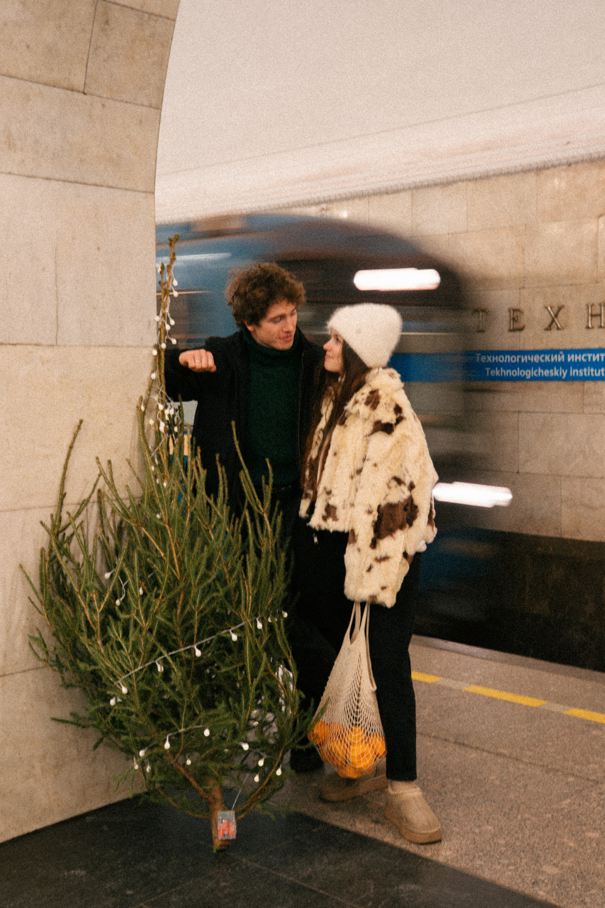 НОВОГОДНЯЯ ПРОГУЛКА ПАРЫ ПО ЧЕРНЫШЕВСКОЙ ПЕРЕД НОВЫМ ГОДОМ. Профессиональный фотограф, Санкт-Петербург — Виктория Богомолова