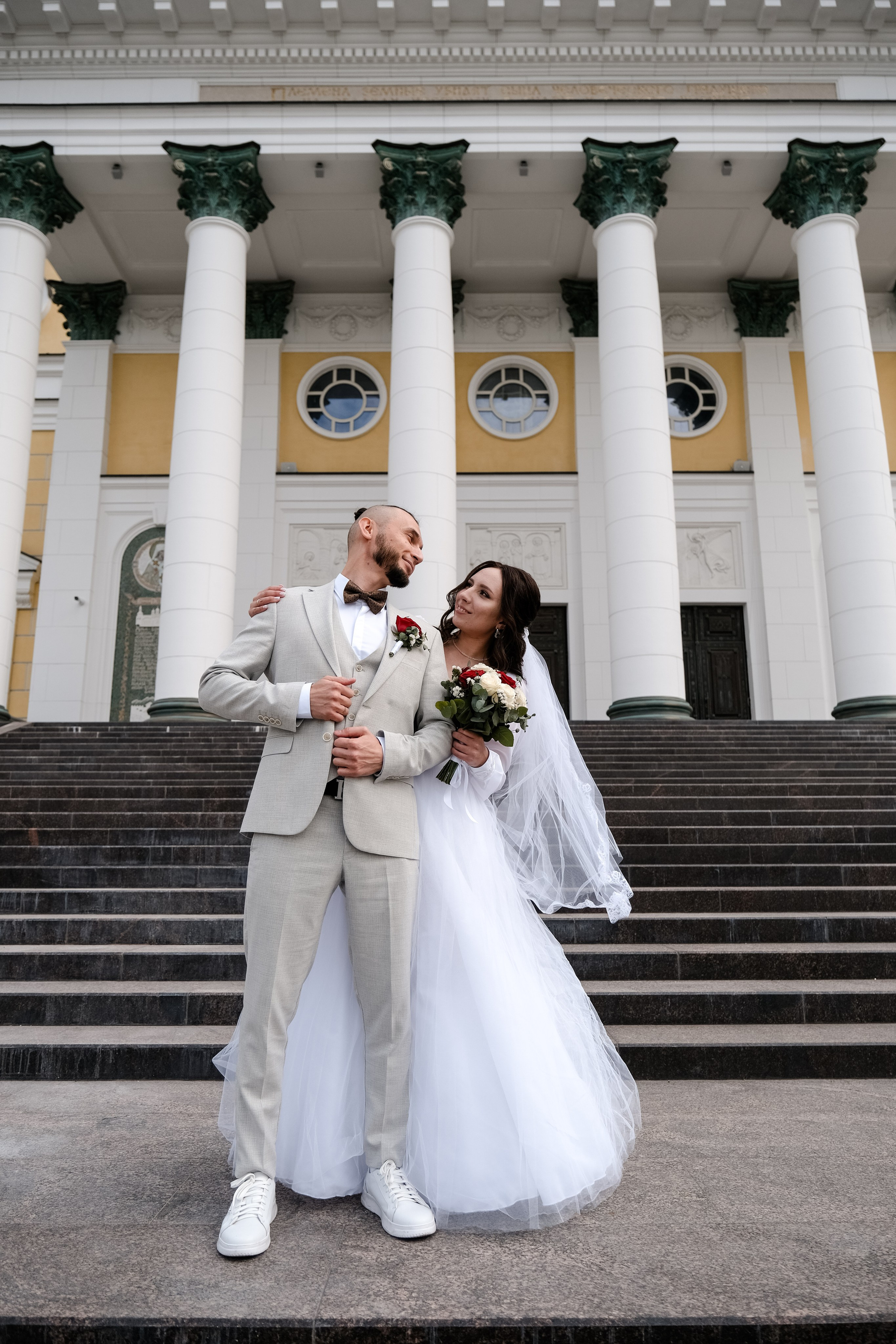 Азат и Дарья_прогулка с ретро-автомобилями. Свадебный фотограф в Челябинске Сырчикова Наталья