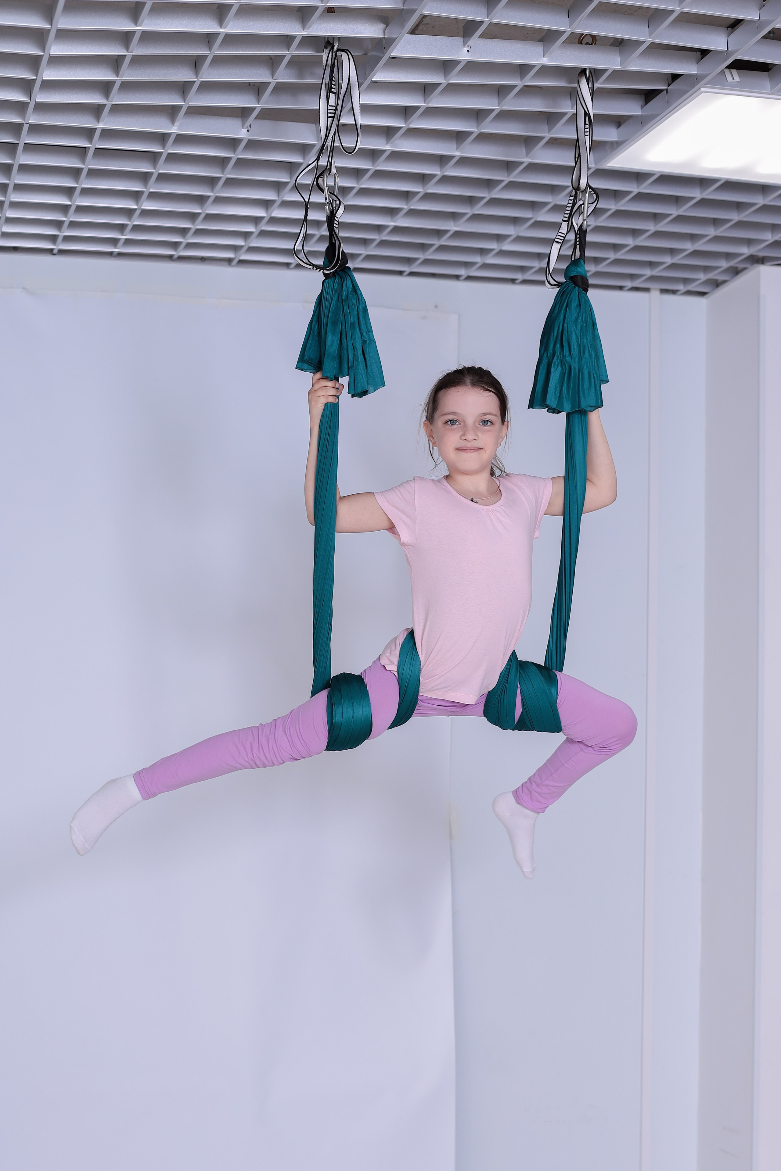 Детская аэройога. Фотограф Надршина Лилия