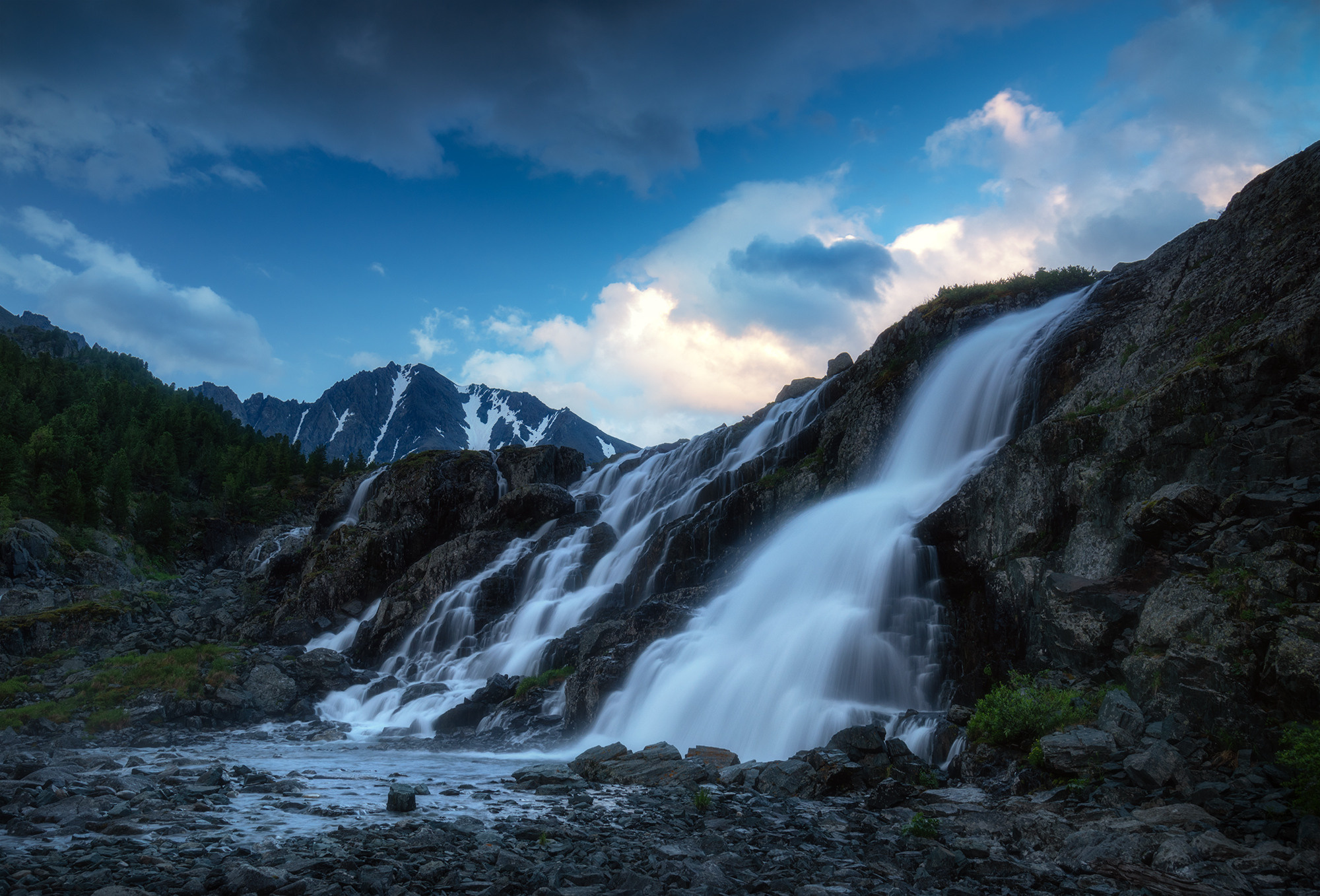 Водопад горных нимф. Катунский хребет, Усть-Коксинский район, июль 2023