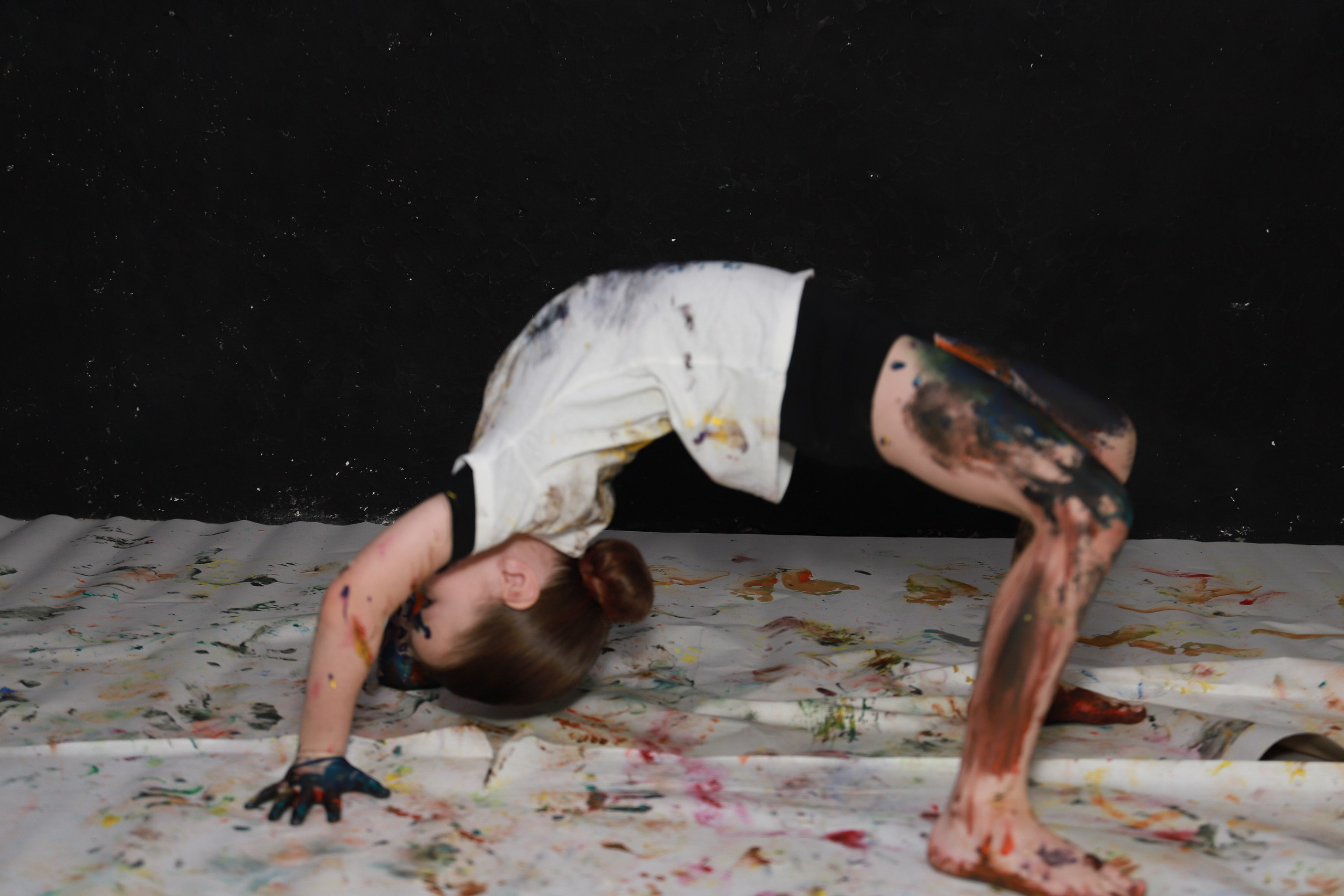 Младшие с красками. Фотограф Юлия Мальцева