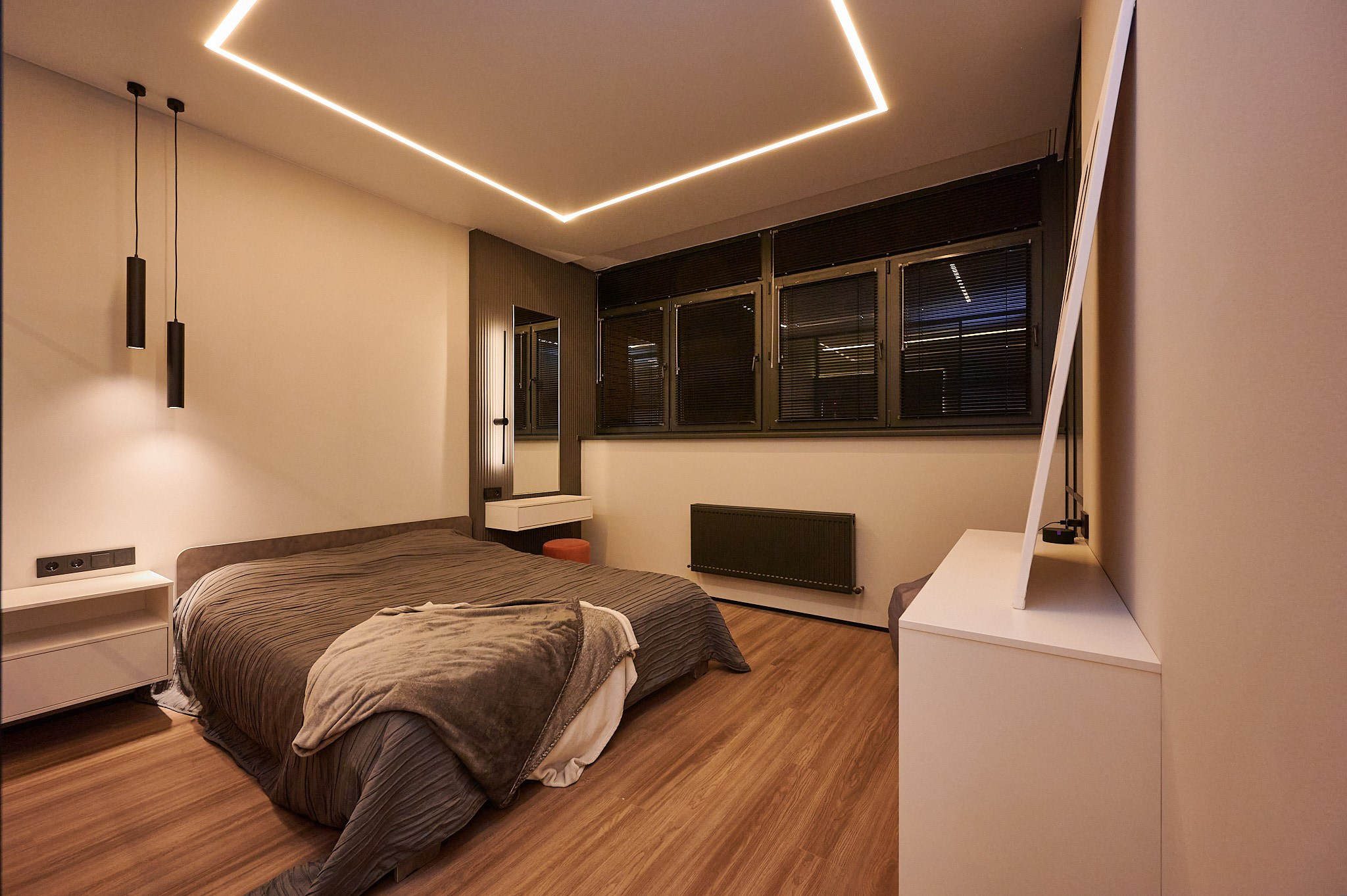 комната серая кровать  белая тумбочка 