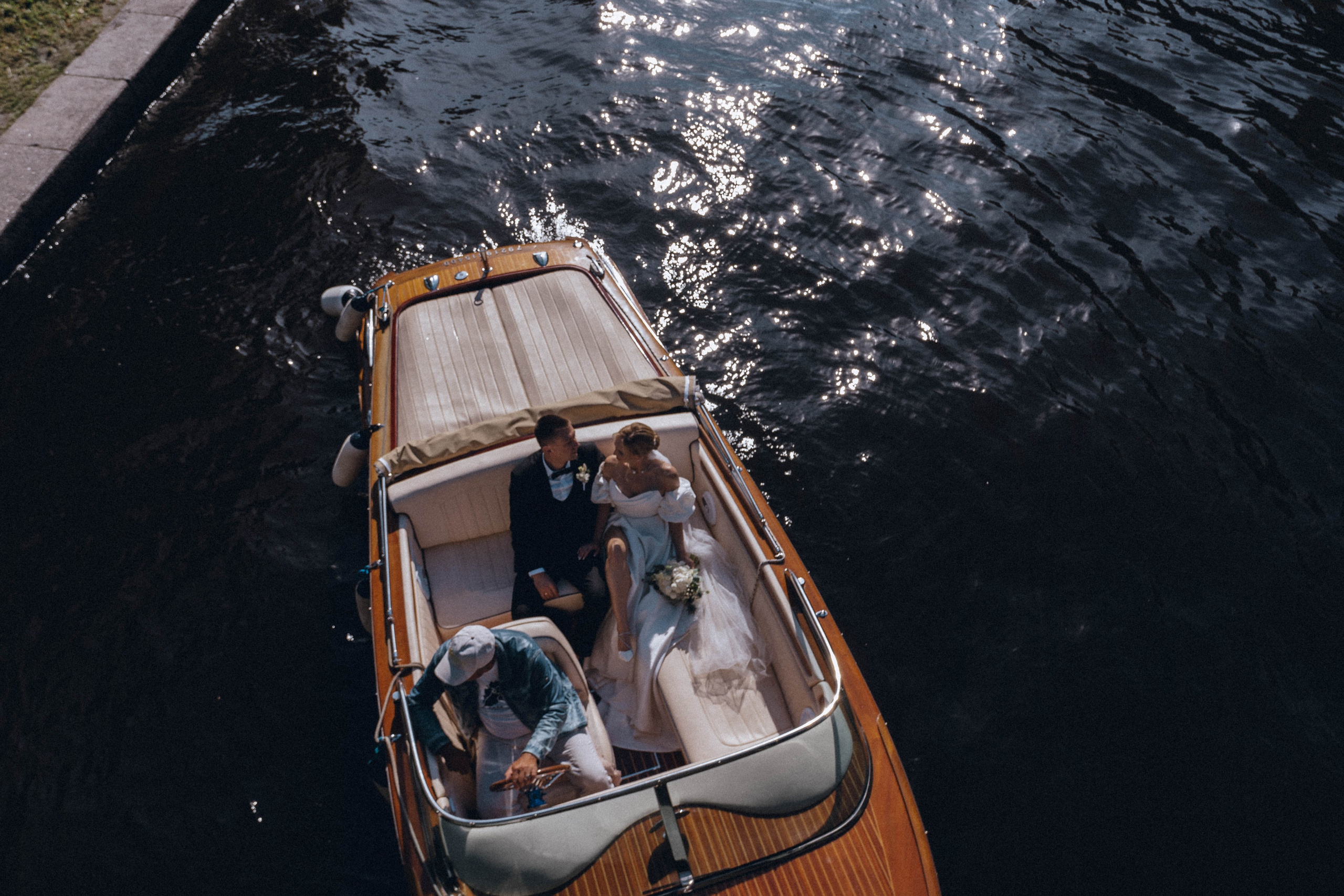СВАДЕНБНАЯ СЬЕМКА НА КАТЕРЕ ПО КАНАЛАМ САНКТ-ПЕТЕРБУРГА И В АКВАТОРИИ НЕВЫ. Профессиональный фотограф, Санкт-Петербург — Виктория Богомолова