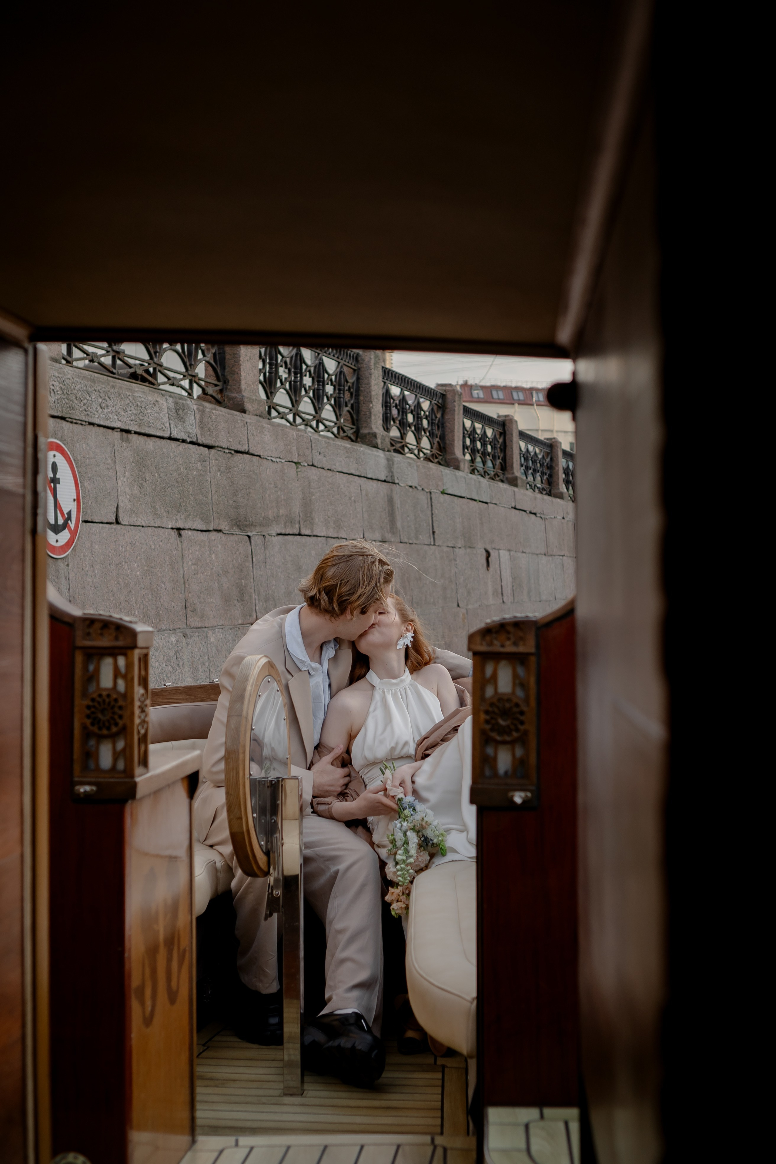 СВАДЕНБНАЯ СЬЕМКА НА КАТЕРЕ ПО КАНАЛАМ САНКТ-ПЕТЕРБУРГА И В АКВАТОРИИ НЕВЫ. Профессиональный фотограф, Санкт-Петербург — Виктория Богомолова