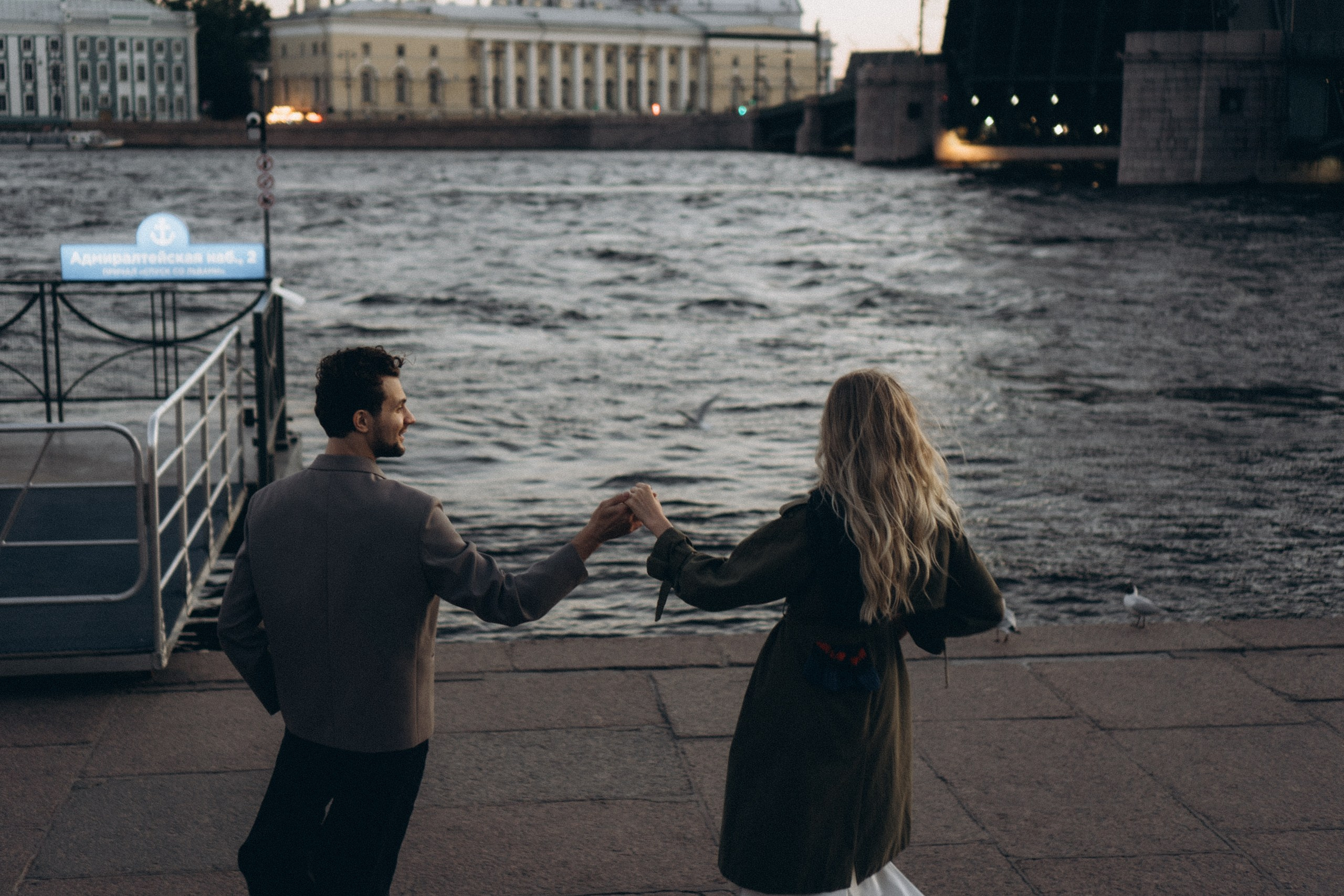 СВАДЕБНАЯ СЬЕМКА ПАРЫ НА РАССВЕТЕ В БЕЛЫЕ НОЧИ И ПРОГУЛКА С РАЗВОДНЫМИ МОСТАМИ И ПИКНИК ВОЗЛЕ ИСАКИЕВСКОГО СОБОРА. Профессиональный фотограф, Санкт-Петербург — Виктория Богомолова