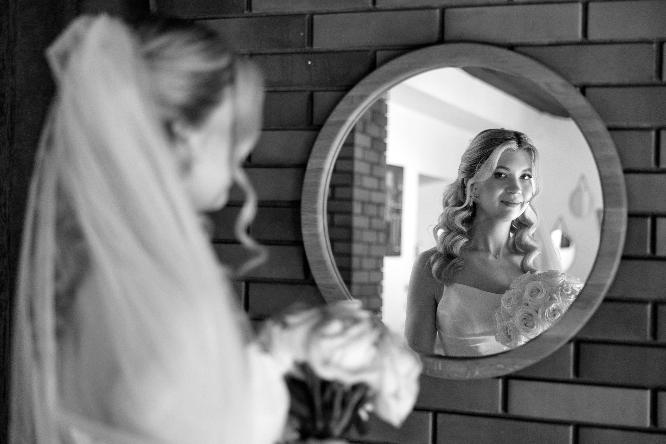 Портрет невесты в зеркале. Свадебный фотограф Елена Орешина