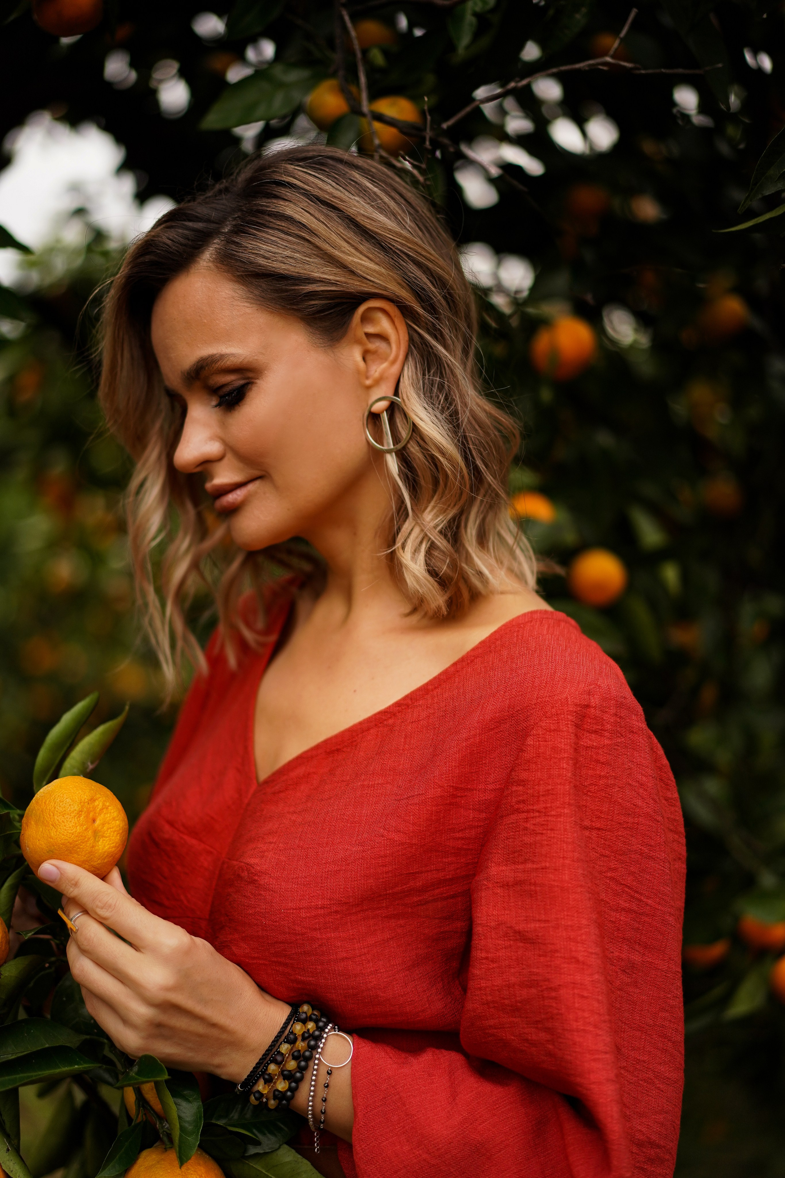 Lovestory на плантации с мандаринами в Абхазии. Фотограф Москва и Видеограф Москва