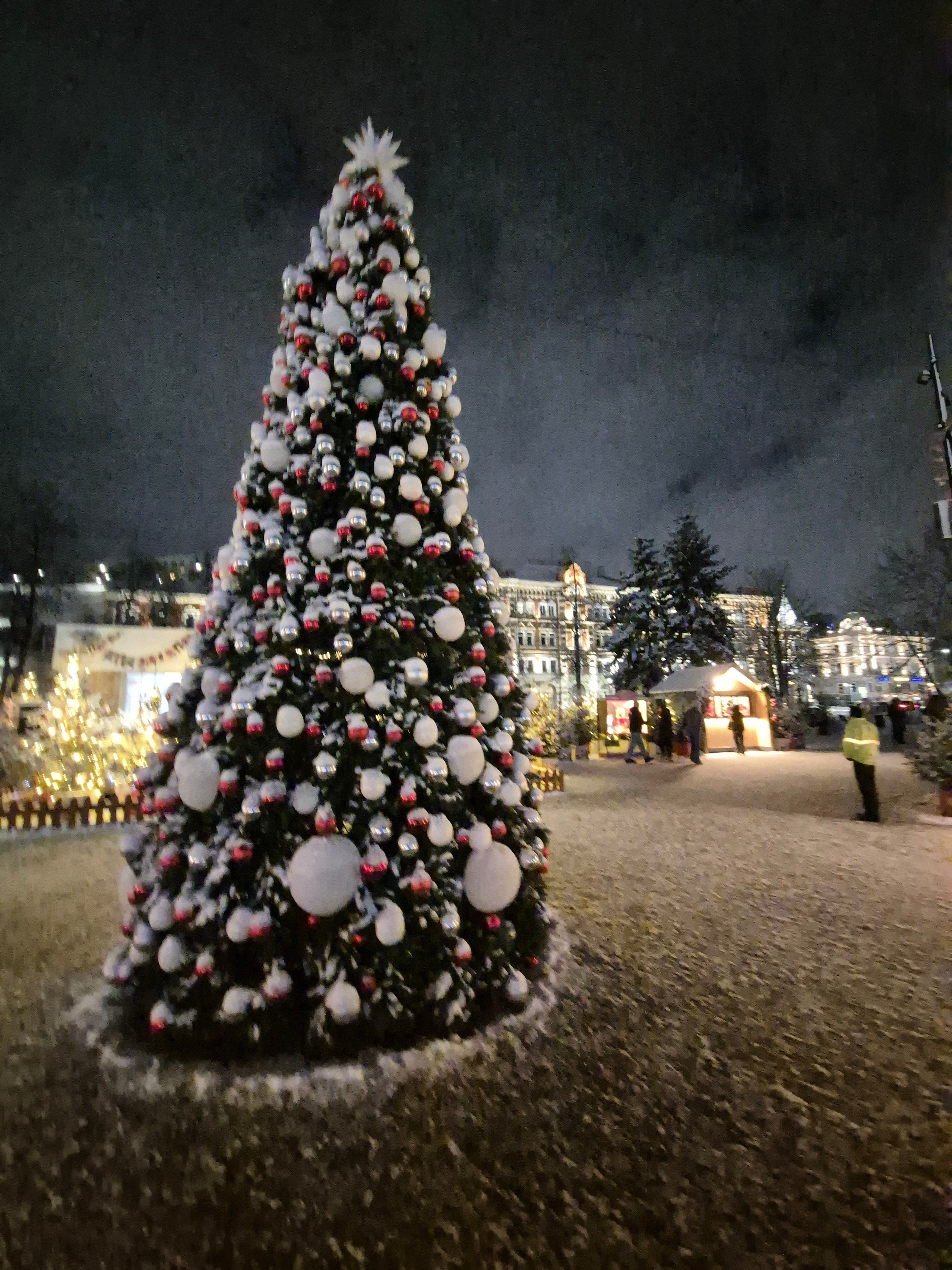 Новогодние ярмарки в Нижнем не пышные (хотя до здания Нижегородской ярмарки мы не дошли, может там все по-другому)