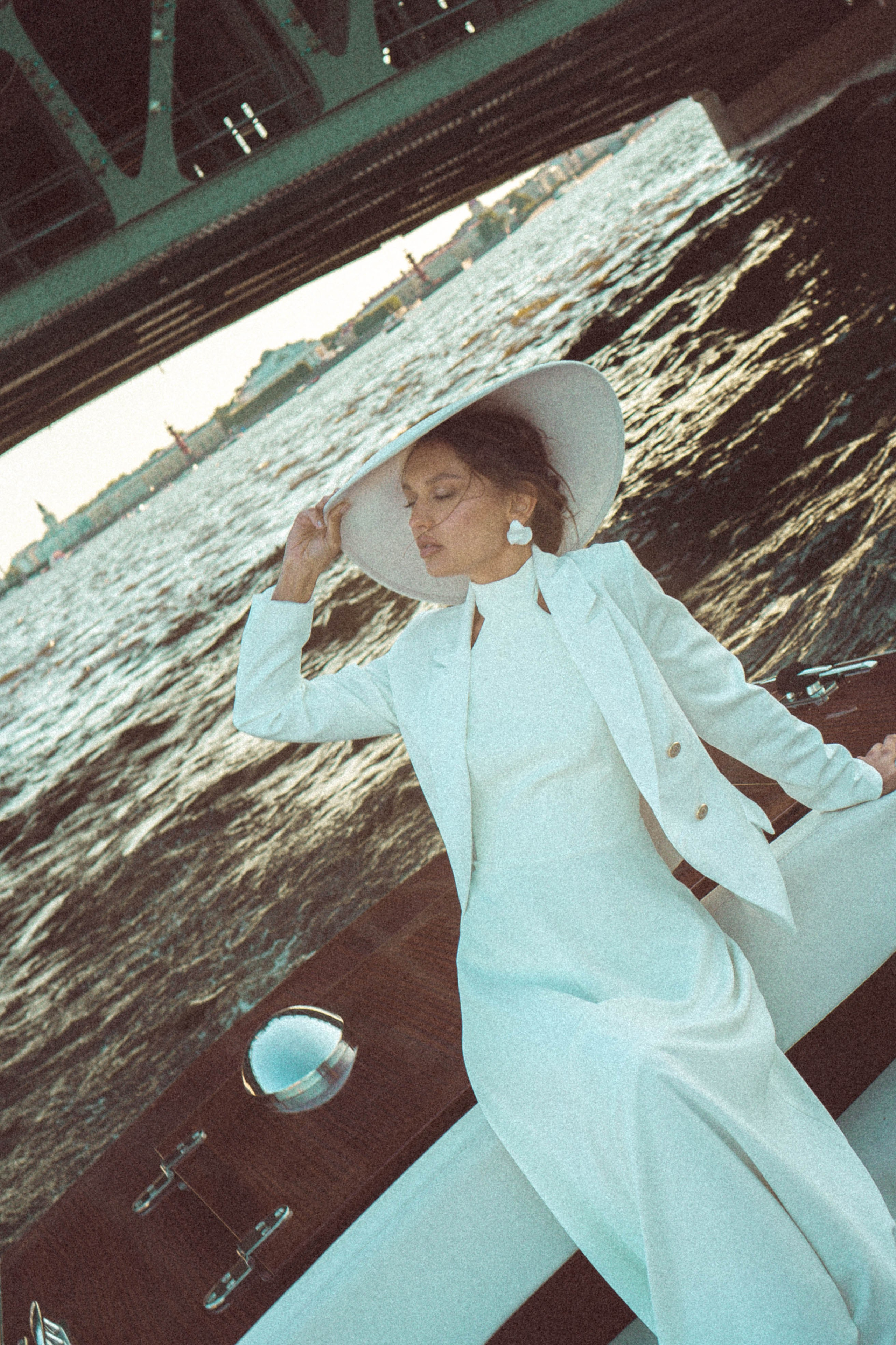 СВАДЕНБНАЯ СЬЕМКА НА КАТЕРЕ ПО КАНАЛАМ САНКТ-ПЕТЕРБУРГА И В АКВАТОРИИ НЕВЫ. Профессиональный фотограф, Санкт-Петербург — Виктория Богомолова