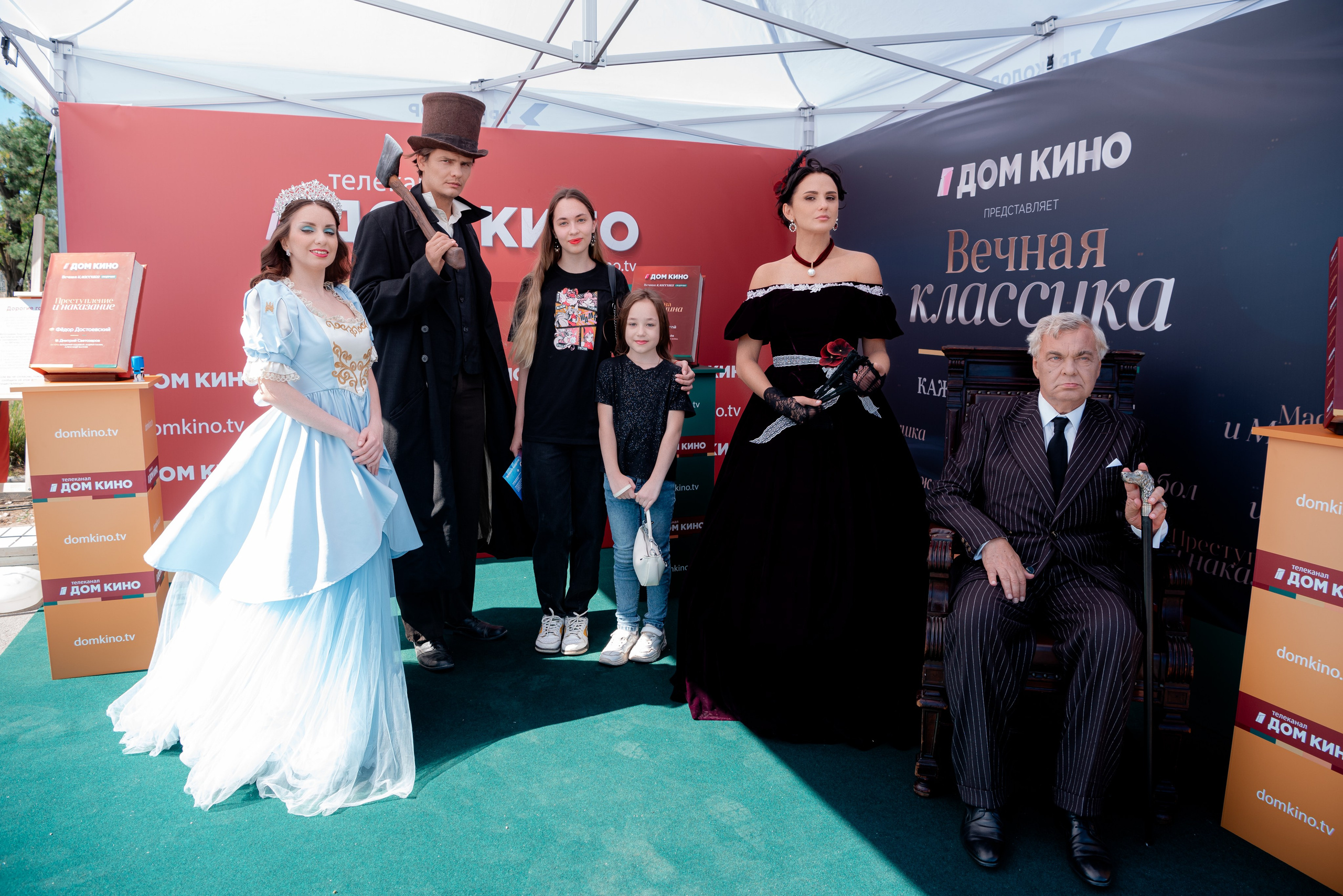 Портретные фото с артистами в палатке Триколор Дом Кинов на день города Волгоград. Фотограф в Волгограде и Волжском Александр Горбань