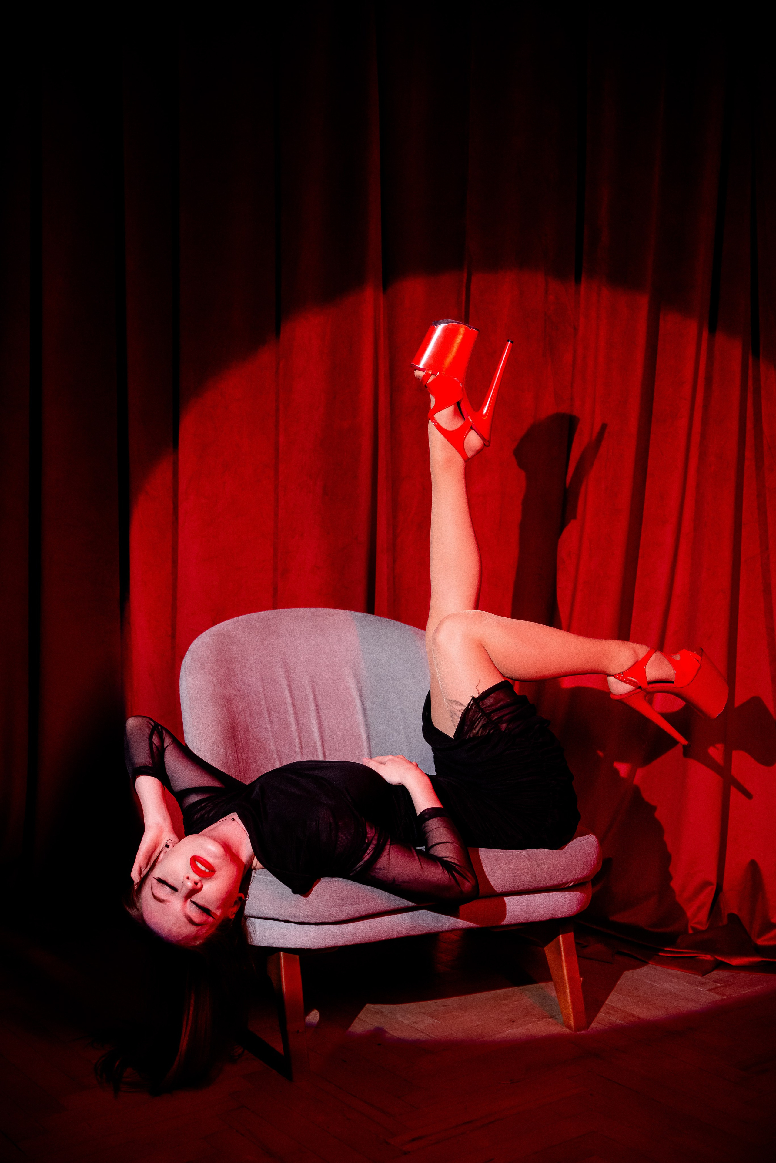 Девушки на красном фоне. Фотограф в Волгограде и Волжском Александр Горбань