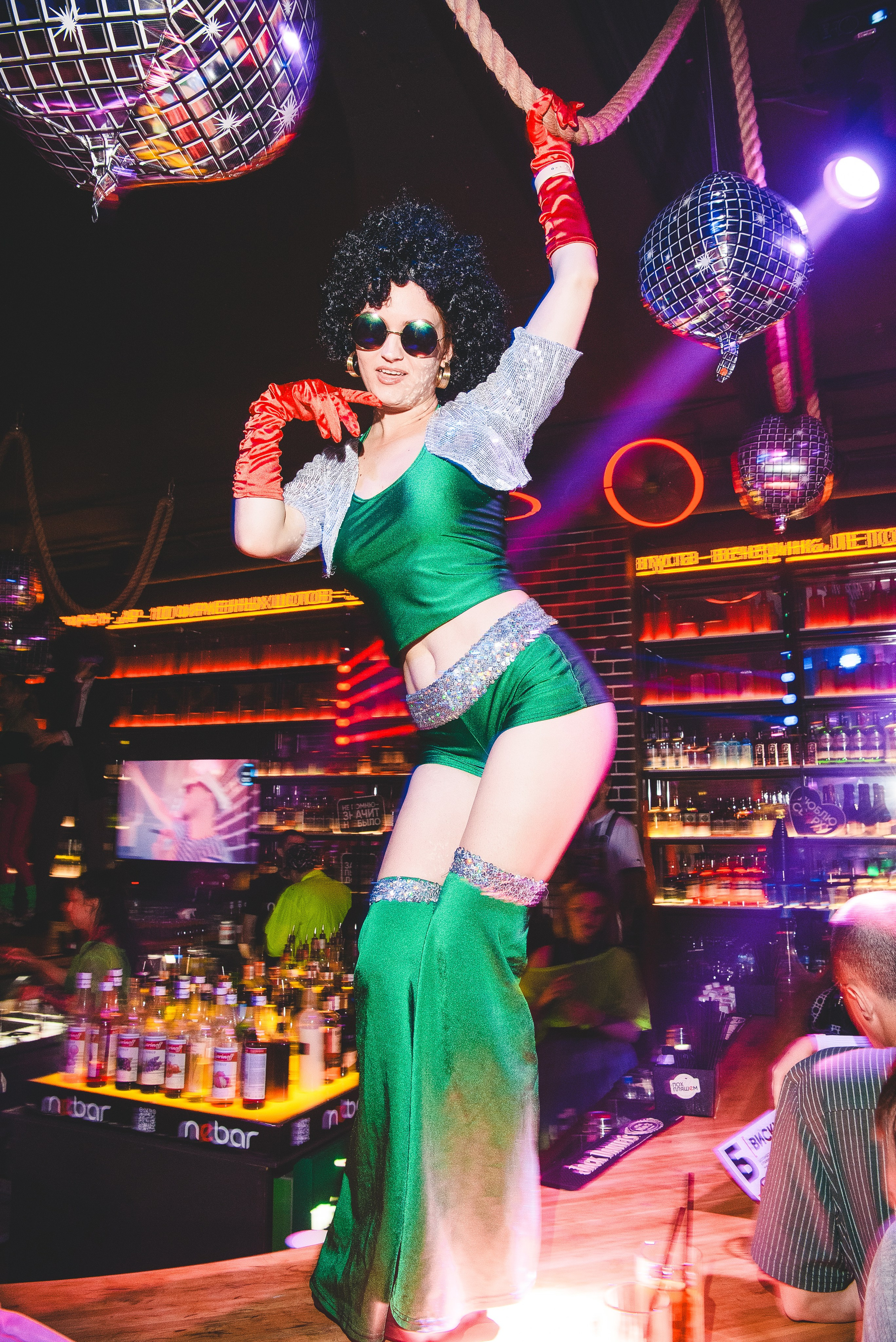 Гоу-гоу на барной стойке в стиле 80х