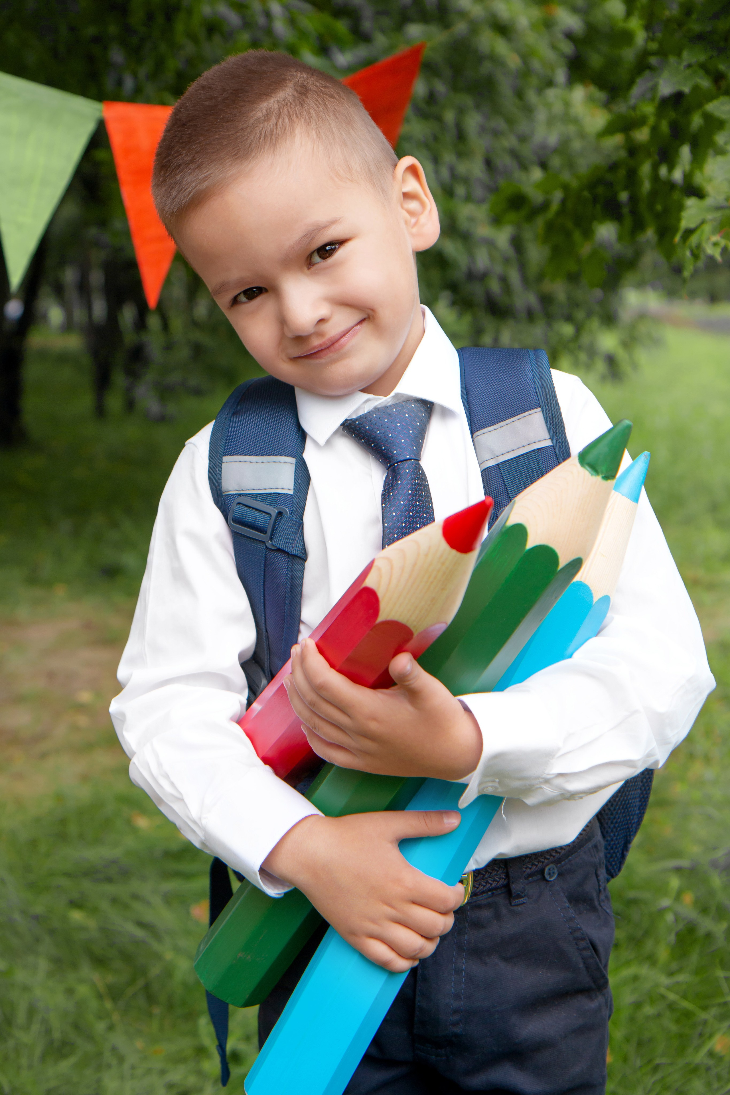 Школьная фотосессия на улице. Фотограф в Шелехове, лучшие выпускные альбомы в Шелехове