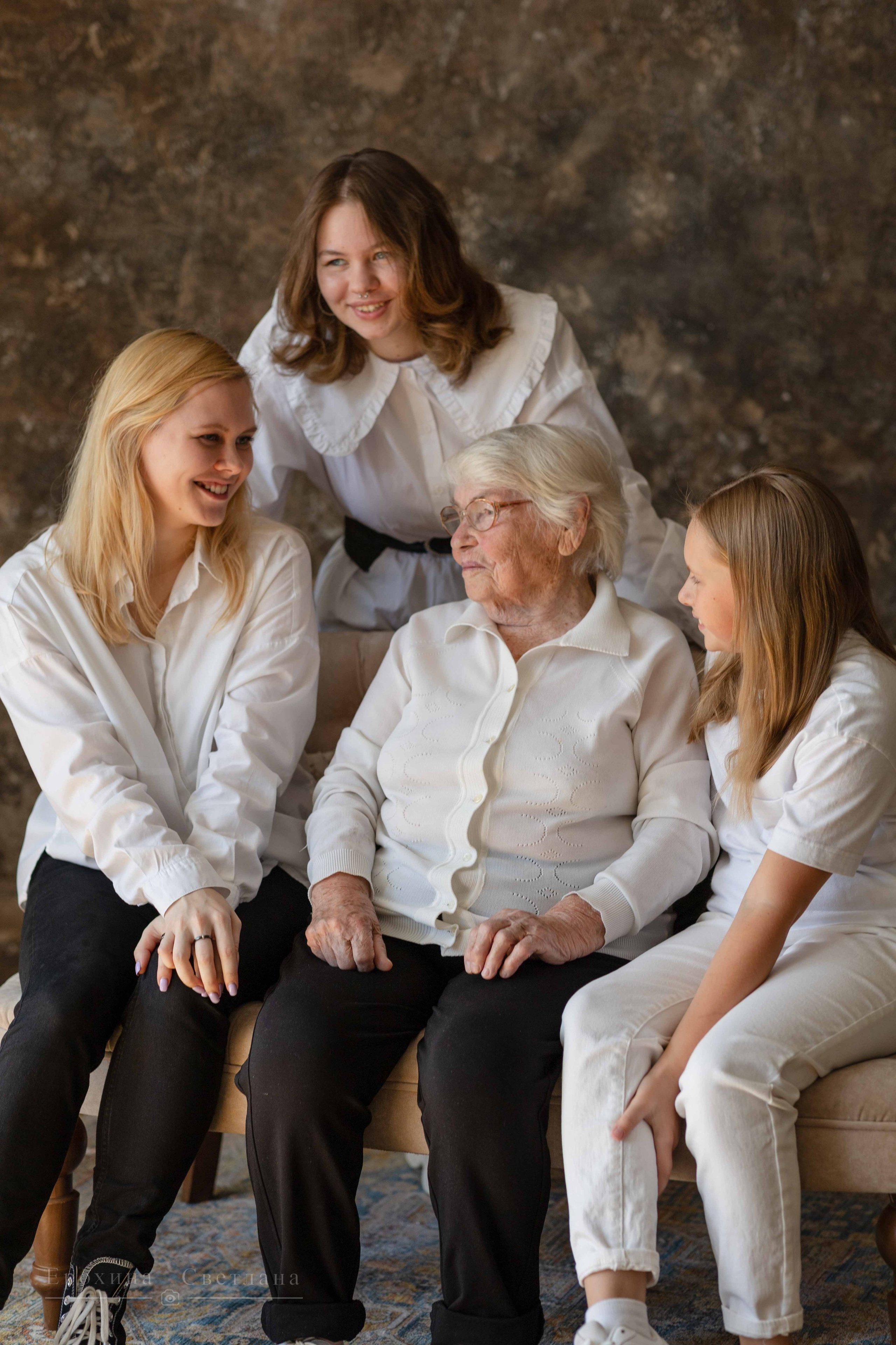 Фотосессия нескольких поколений женщин одной семьи. Фотограф Ерохина Светлана — фотосессии в Екатеринбурге