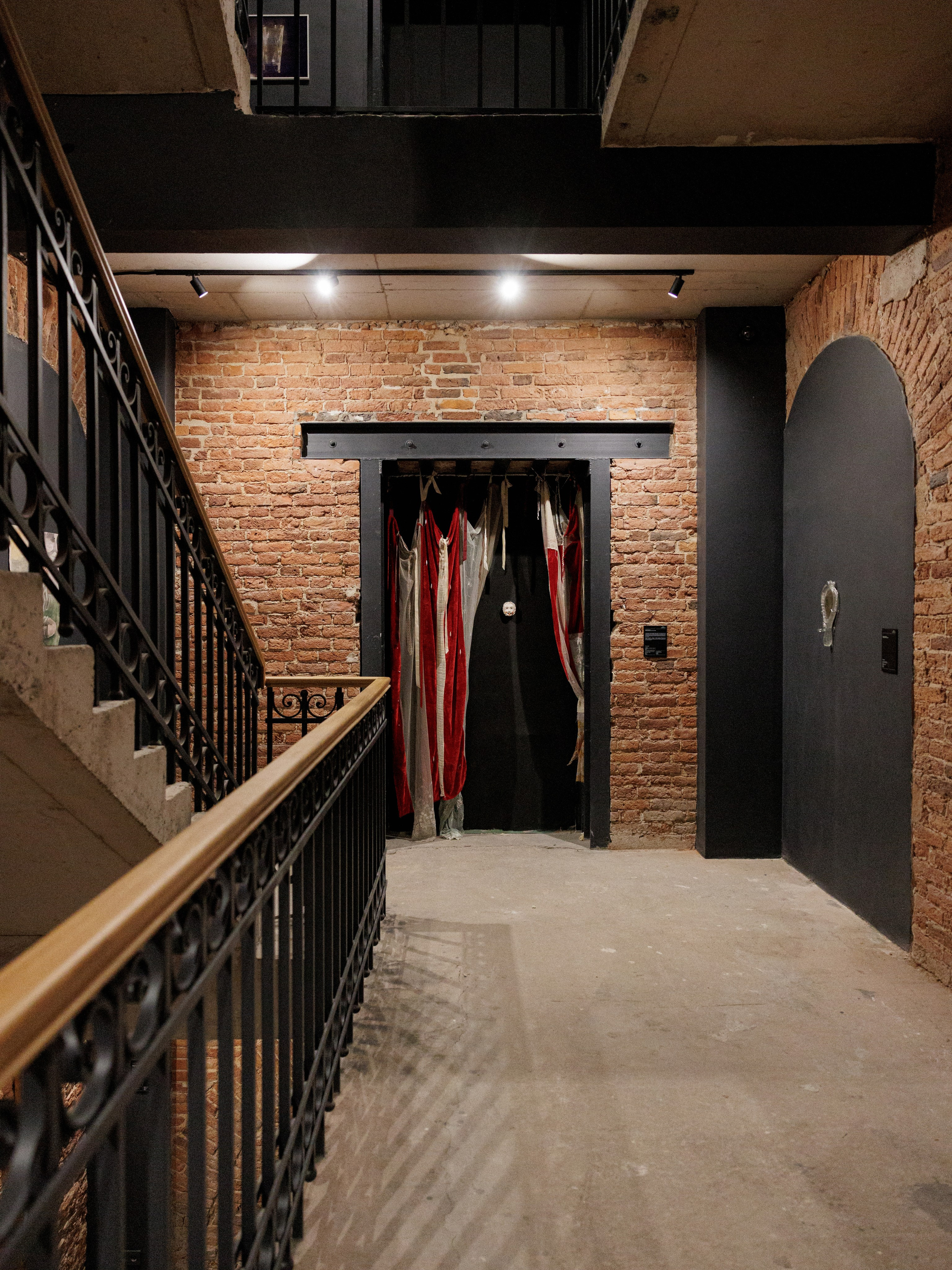 STAY HIDEOUT. Anna Zavediy