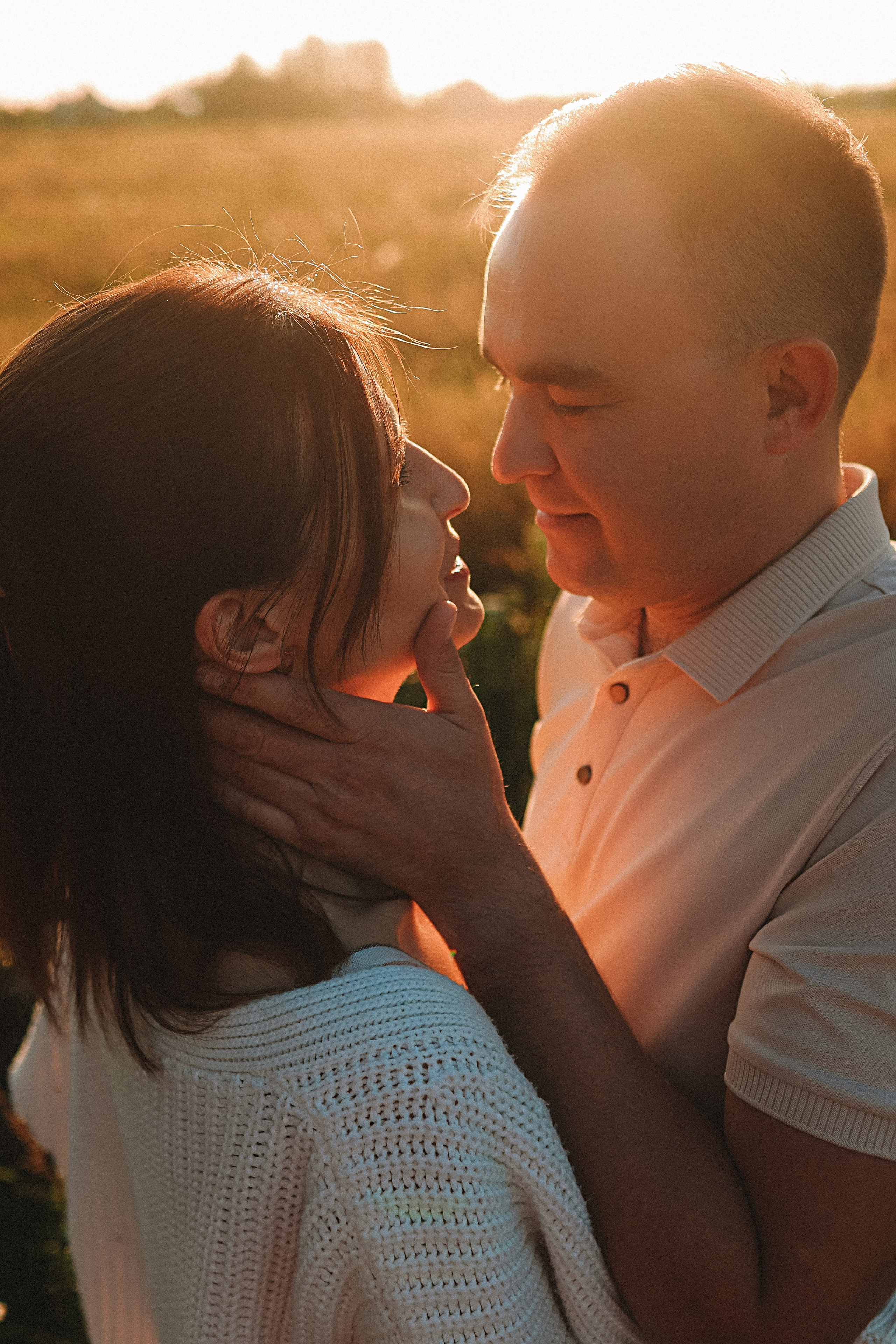 Поле love story на закате. Семейный фотограф Тюмень, фотограф на роды Салмина Мария
