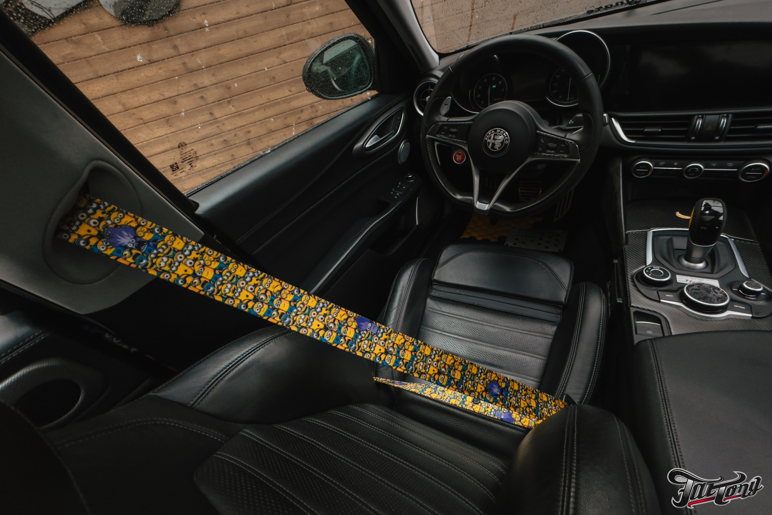 Alfa Romeo Giulia ремни безопасности с принтом и оклейка проемов. DeLorein