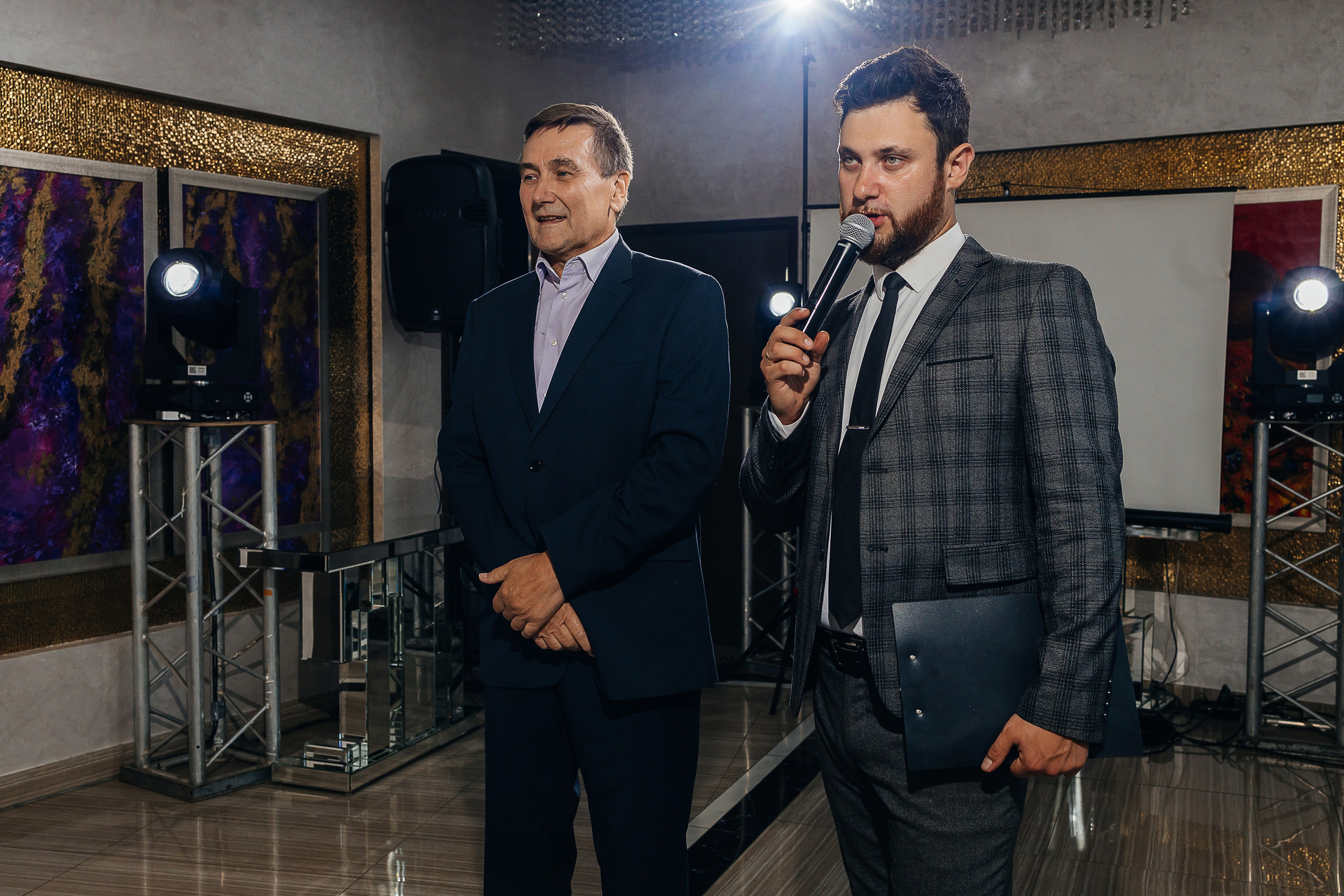 Свадебная фотосессия пары в номере отеля. Олег Сверчков | Свадебный фотограф Вологда