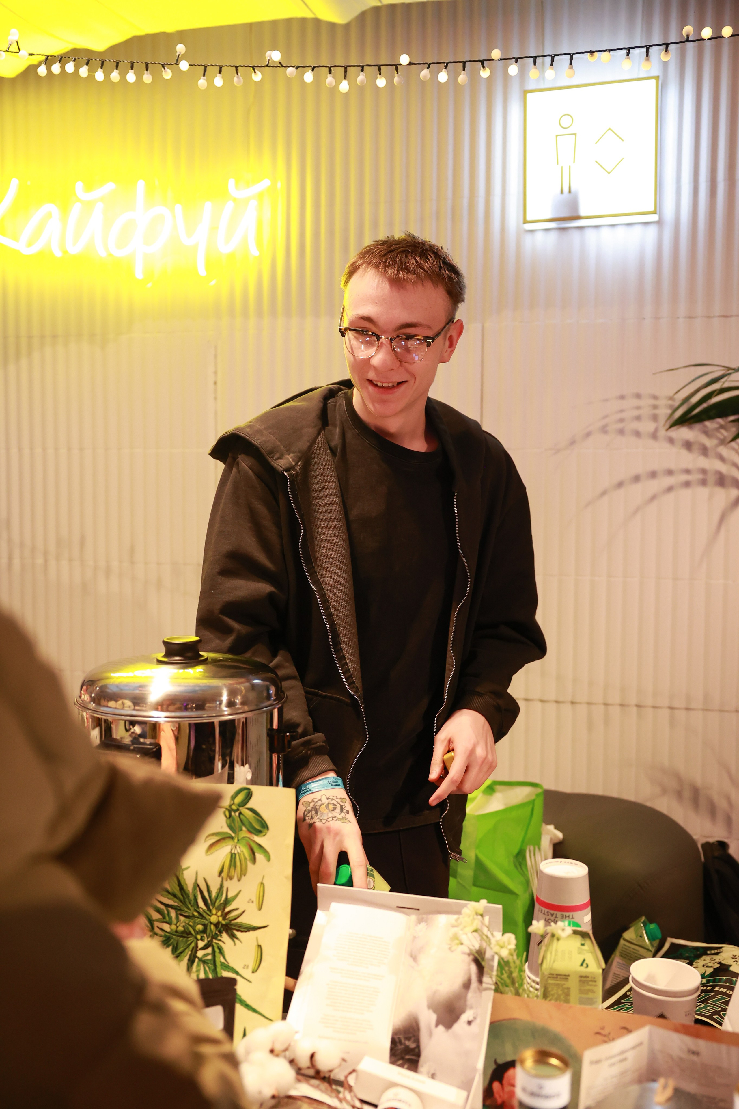 2–3 марта 2024 в пространстве «Три вокзала. Депо» / День 2 / фото Саша Жукова. Фотоотчеты «Ламбада-маркета»