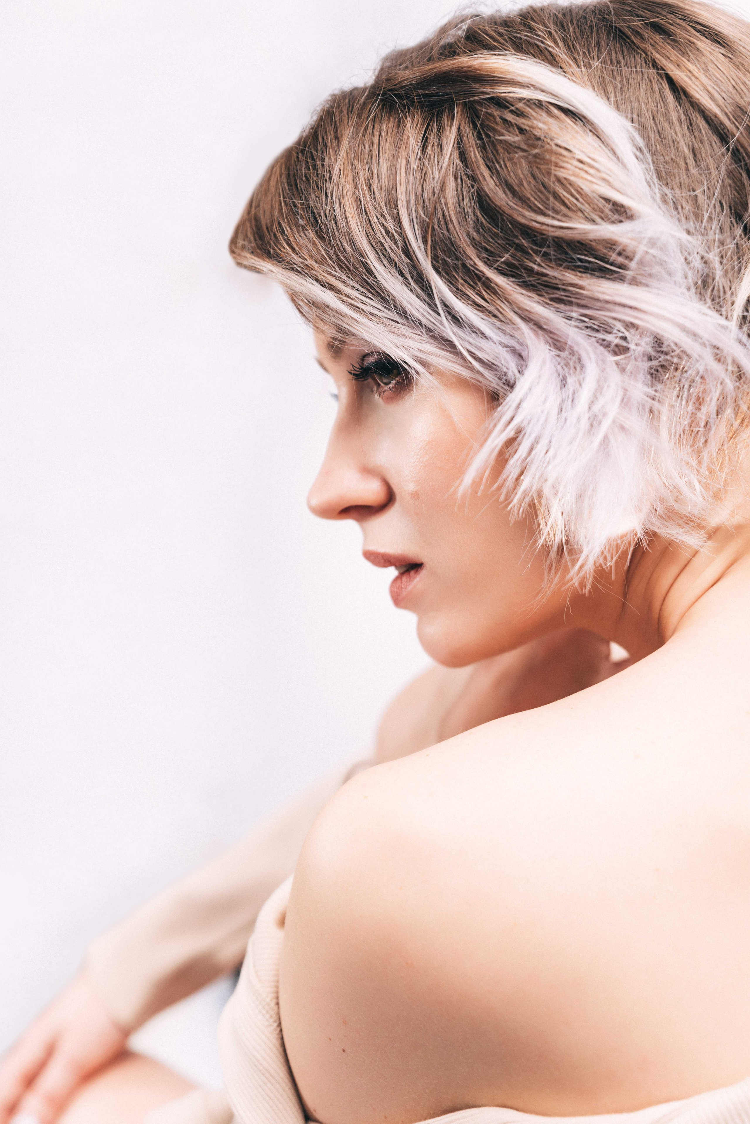 Саша и вино | портреты на белом фоне. Фотограф и видеограф в Москве и Абу Даби Мария Кулагина