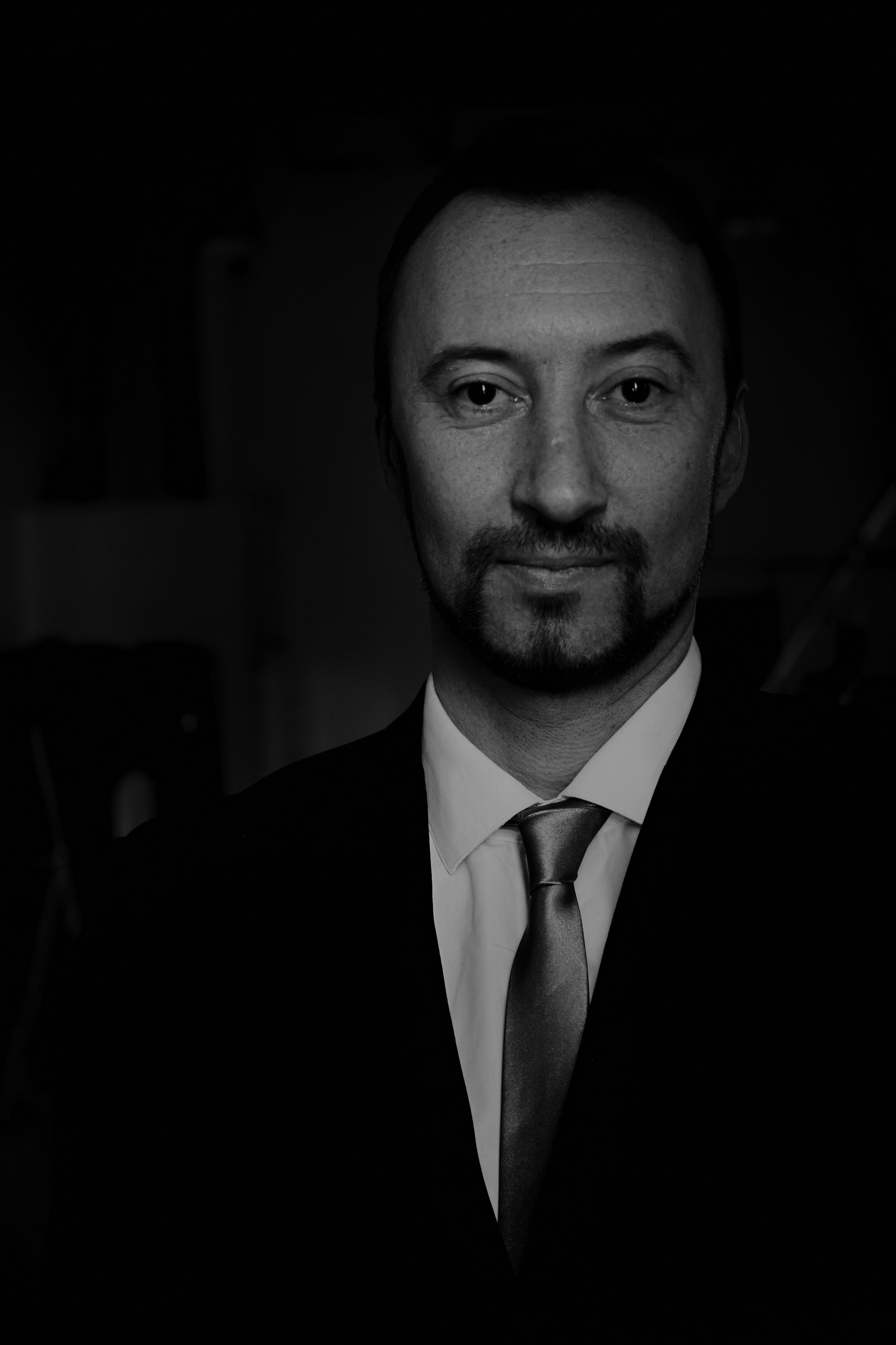 мужской чёрно-белый портрет в низком ключе в студии в Москве