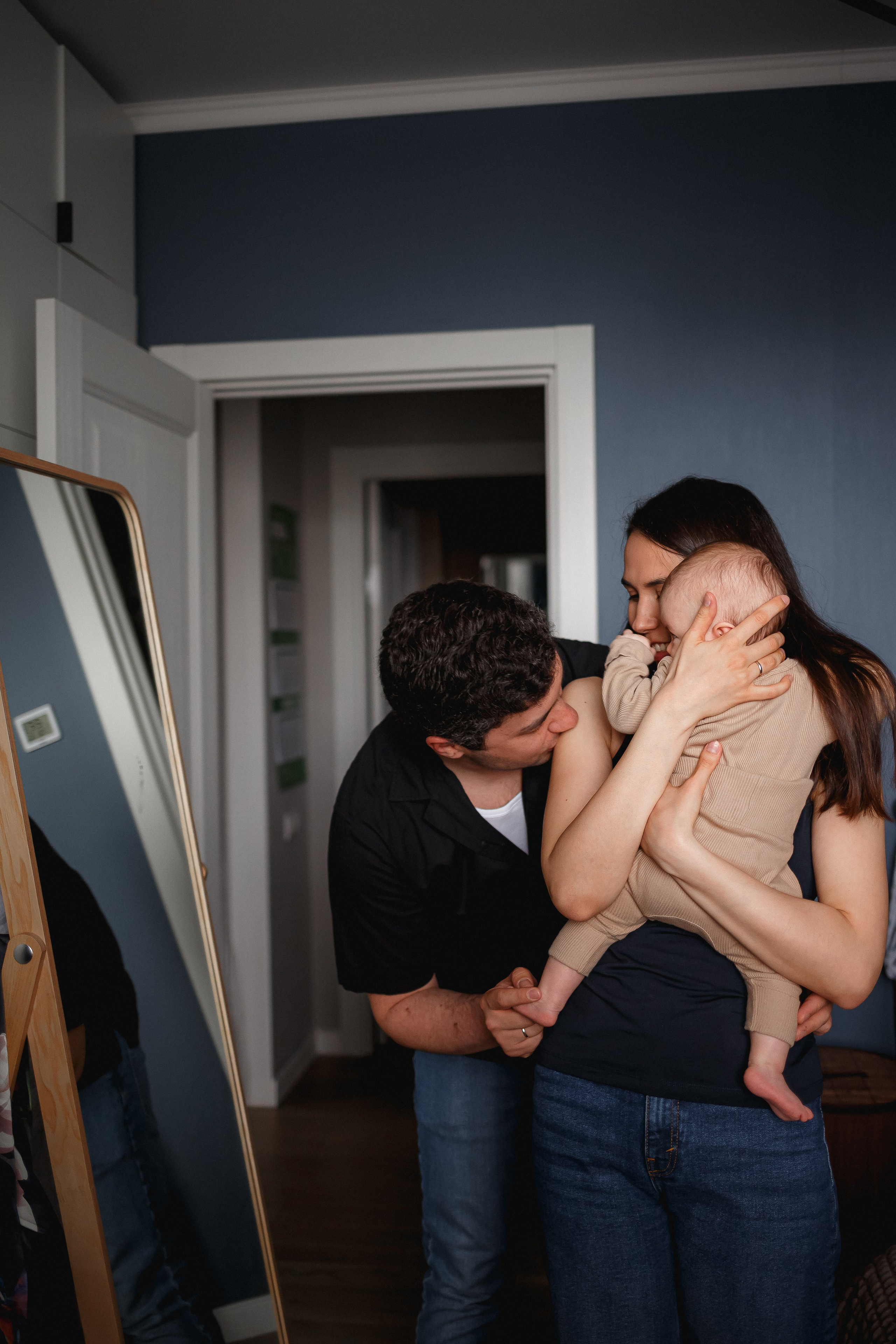 Малышка Катя, родители и бабушка. Домашняя съёмка. Фотограф в Москве Базанова Дарья