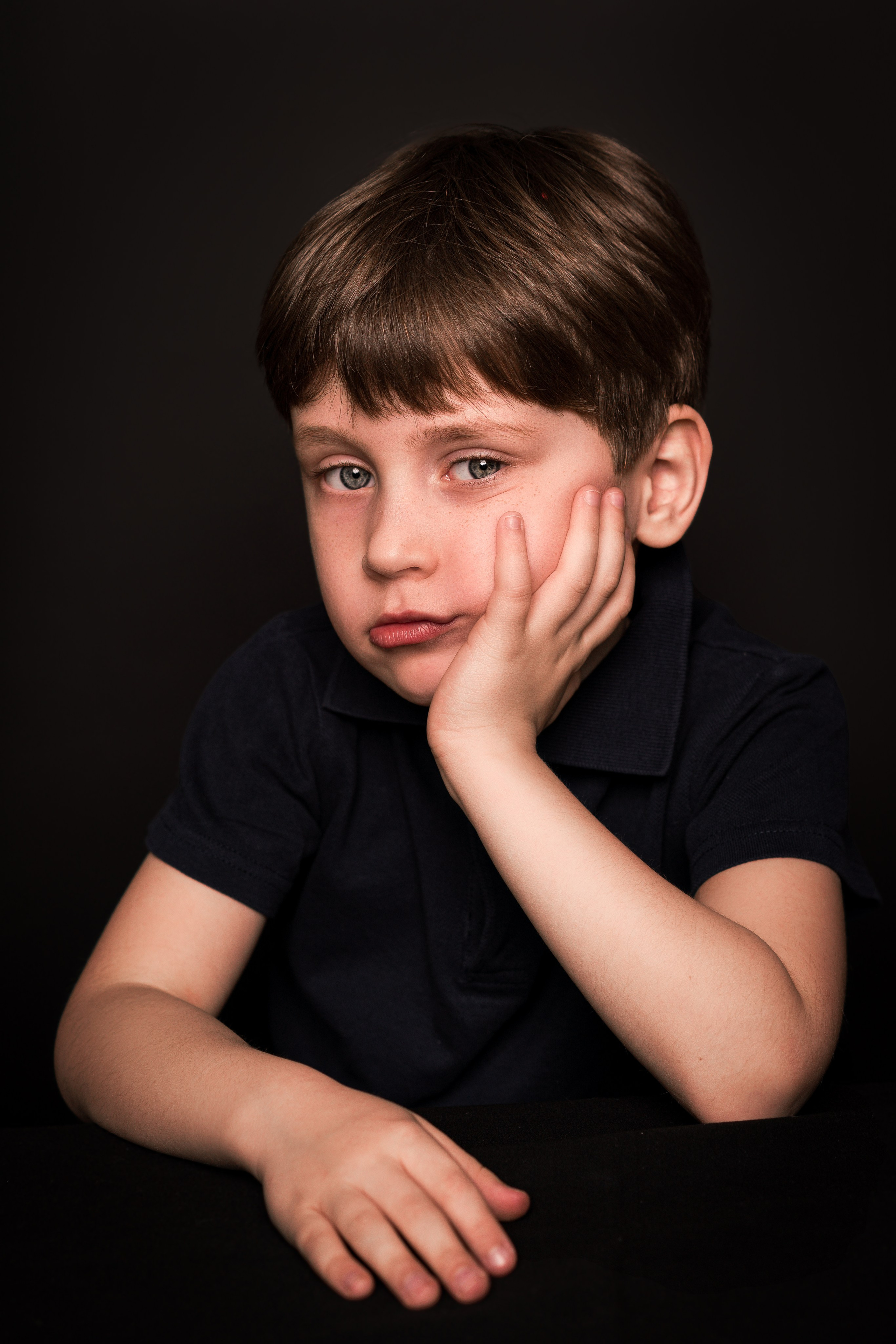 Детский сад, портреты на чёрном фоне. Фотограф Шунова Саша