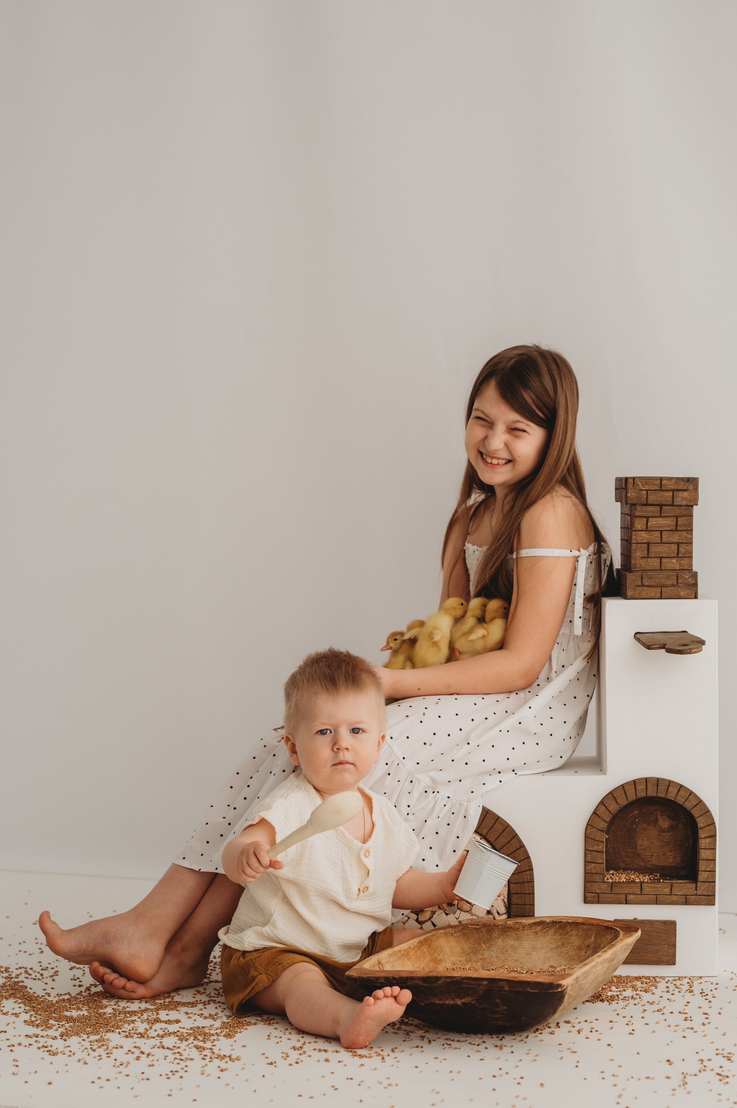 Никитка и Лерочка с утятами. Детский и семейный фотограф Ирина Гладких