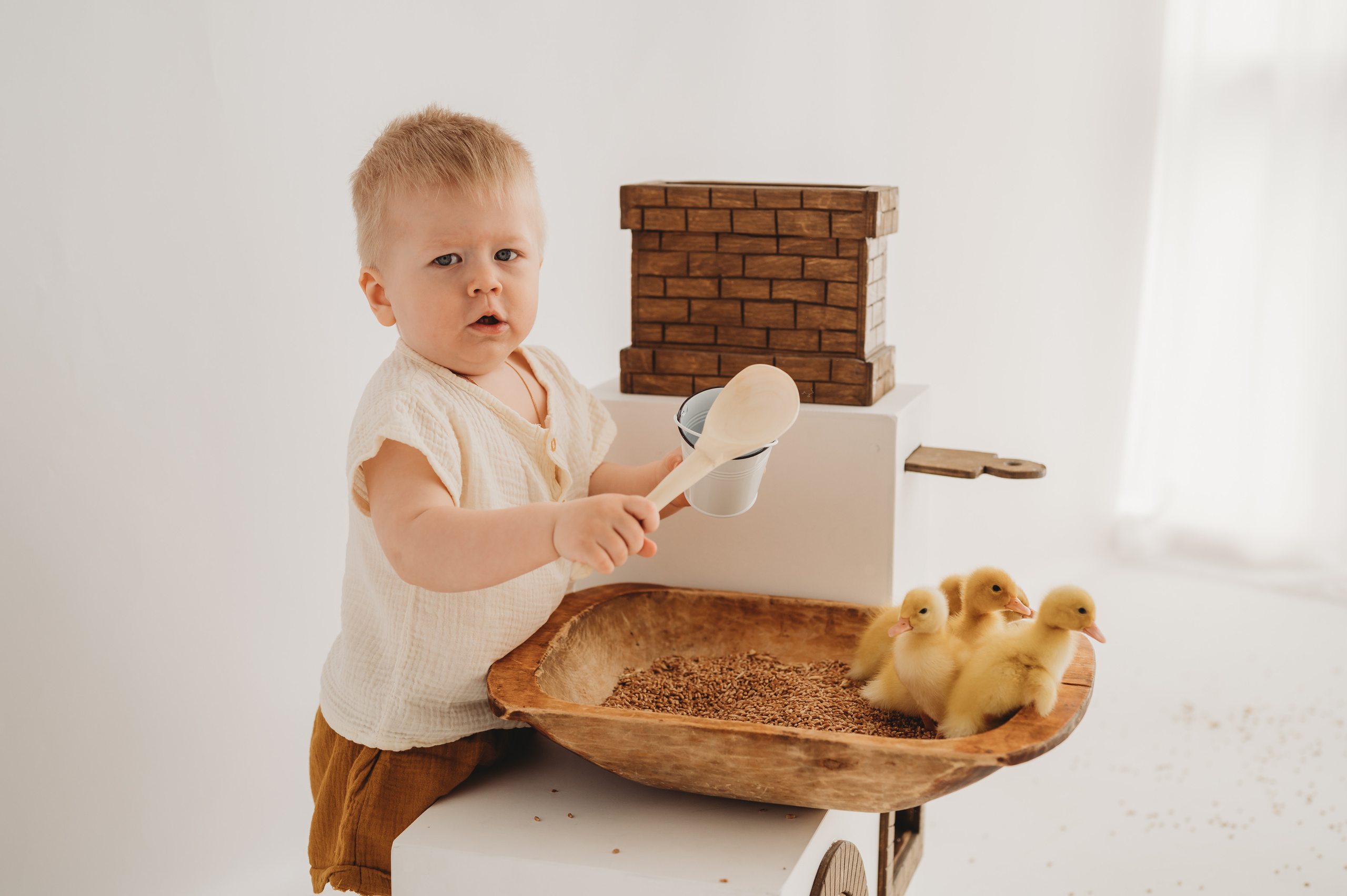 Никитка и Лерочка с утятами. Детский и семейный фотограф Ирина Гладких